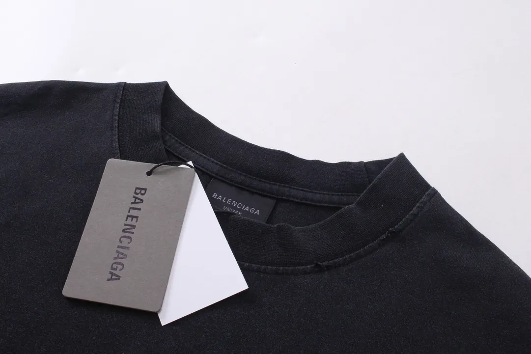 🅿️230 real photos [Top version. Official website quality] BALENCI*GA/Paris#.2024#Double Ring# Flame Direct Injection Printed Washed and Distressed Long Sleeve T-shirt 2024 New Style. Genuine product developed at the first time, widely used in the market. Happy printing comparison! The fabric is made of Paris ZP custom-woven and dyed cotton double yarn. Weighing 260 grams, the cloth surface is clean. The cloth pattern is clear, soft and comfortable. The threads are dyed with no color difference. The printing uses environmentally friendly imported materials for direct printing, with clear patterns and three-dimensional effects. The entire garment is washed, distressed and worn. The version adopts OS loose shoulder design. Same style for men and women. Code: BL225037 Color: washed black Size: XS S M L