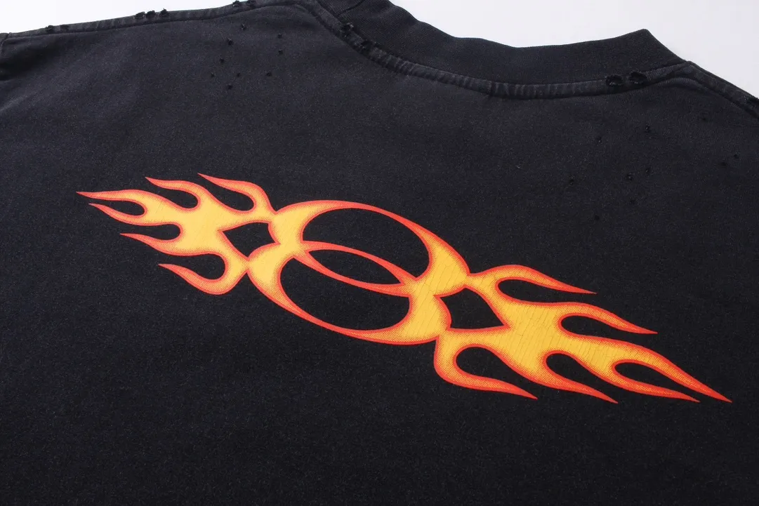 🅿️230 real photos [Top version. Official website quality] BALENCI*GA/Paris#.2024#Double Ring# Flame Direct Injection Printed Washed and Distressed Long Sleeve T-shirt 2024 New Style. Genuine product developed at the first time, widely used in the market. Happy printing comparison! The fabric is made of Paris ZP custom-woven and dyed cotton double yarn. Weighing 260 grams, the cloth surface is clean. The cloth pattern is clear, soft and comfortable. The threads are dyed with no color difference. The printing uses environmentally friendly imported materials for direct printing, with clear patterns and three-dimensional effects. The entire garment is washed, distressed and worn. The version adopts OS loose shoulder design. Same style for men and women. Code: BL225037 Color: washed black Size: XS S M L