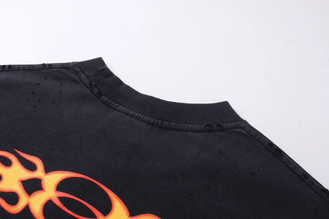 🅿️230 real photos [Top version. Official website quality] BALENCI*GA/Paris#.2024#Double Ring# Flame Direct Injection Printed Washed and Distressed Long Sleeve T-shirt 2024 New Style. Genuine product developed at the first time, widely used in the market. Happy printing comparison! The fabric is made of Paris ZP custom-woven and dyed cotton double yarn. Weighing 260 grams, the cloth surface is clean. The cloth pattern is clear, soft and comfortable. The threads are dyed with no color difference. The printing uses environmentally friendly imported materials for direct printing, with clear patterns and three-dimensional effects. The entire garment is washed, distressed and worn. The version adopts OS loose shoulder design. Same style for men and women. Code: BL225037 Color: washed black Size: XS S M L