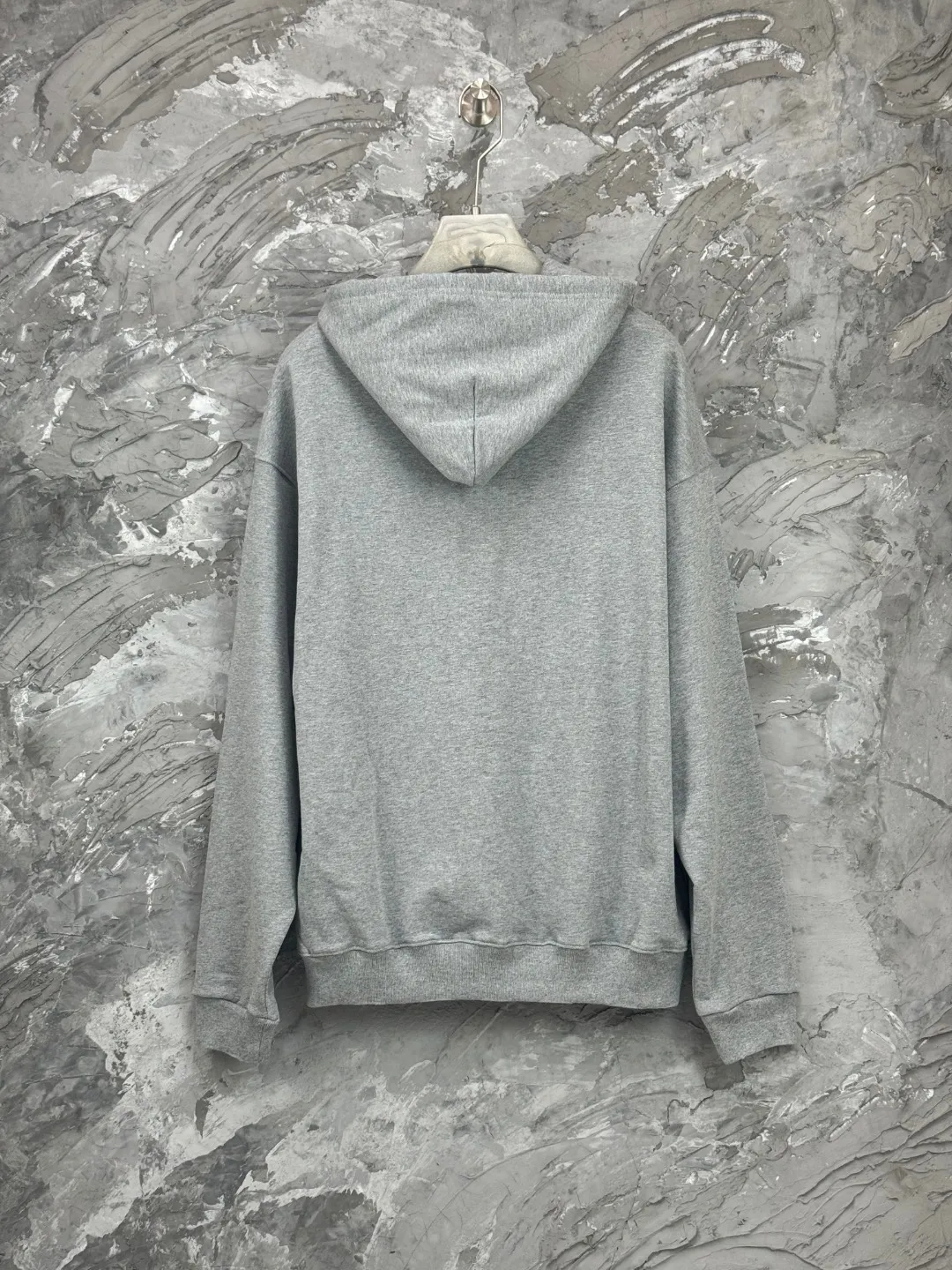 🅿️370 - BALENCI*GA Paris colorful foam logo hooded long-sleeved sweatshirt. The front pattern is printed with environmentally friendly foam glue. The ready-made garments are washed and worn. Customized matching hardware. The letters are clear. The effect is three-dimensional. Exclusively matched to the pattern, woven and dyed 460g fabric. Threads are dyed in the same cylinder with zero color difference. Brick cabinet synchronization. Welcome to compare. Same style for men and women -Color: washed black, flower gray -SIZE: Xs S M L Style number 8973#