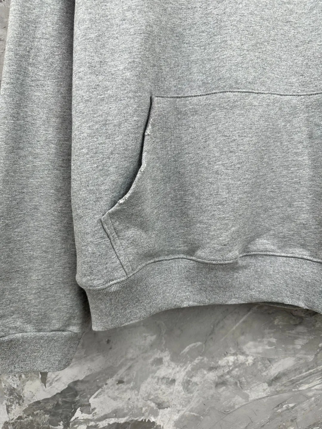 🅿️370 - BALENCI*GA Paris colorful foam logo hooded long-sleeved sweatshirt. The front pattern is printed with environmentally friendly foam glue. The ready-made garments are washed and worn. Customized matching hardware. The letters are clear. The effect is three-dimensional. Exclusively matched to the pattern, woven and dyed 460g fabric. Threads are dyed in the same cylinder with zero color difference. Brick cabinet synchronization. Welcome to compare. Same style for men and women -Color: washed black, flower gray -SIZE: Xs S M L Style number 8973#