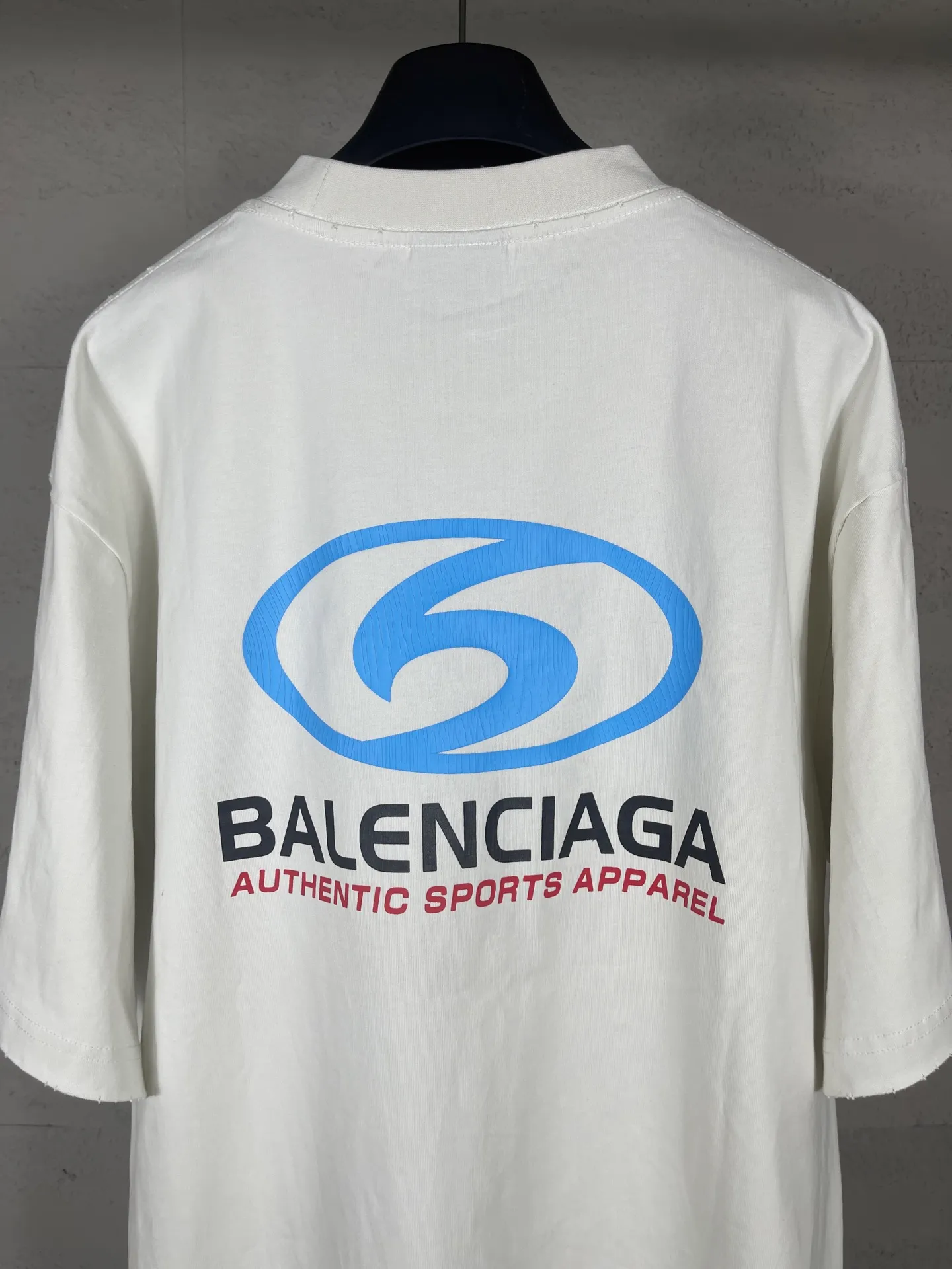 🅿️186 real photos [Top version. Official website quality] BALENCI*SS25 new style. Short-sleeved T-shirts with colorful multi-element artistic printing of letter LOGO. Synchronized with brick cabinets. Developed as genuine products at the first time, enjoy printing and comparison! The fabric is made of Paris ZP custom-woven and dyed cotton double yarn. Weighing 260 grams, the cloth surface is clean. The cloth pattern is clear, soft and comfortable. The threads are dyed with no color difference. The printing uses environmentally friendly imported materials. The letters are clear and the effect is three-dimensional. The version adopts OS loose shoulder design. Same style for men and women. Code: BL253708 Color: Apricot Size: XS S M L