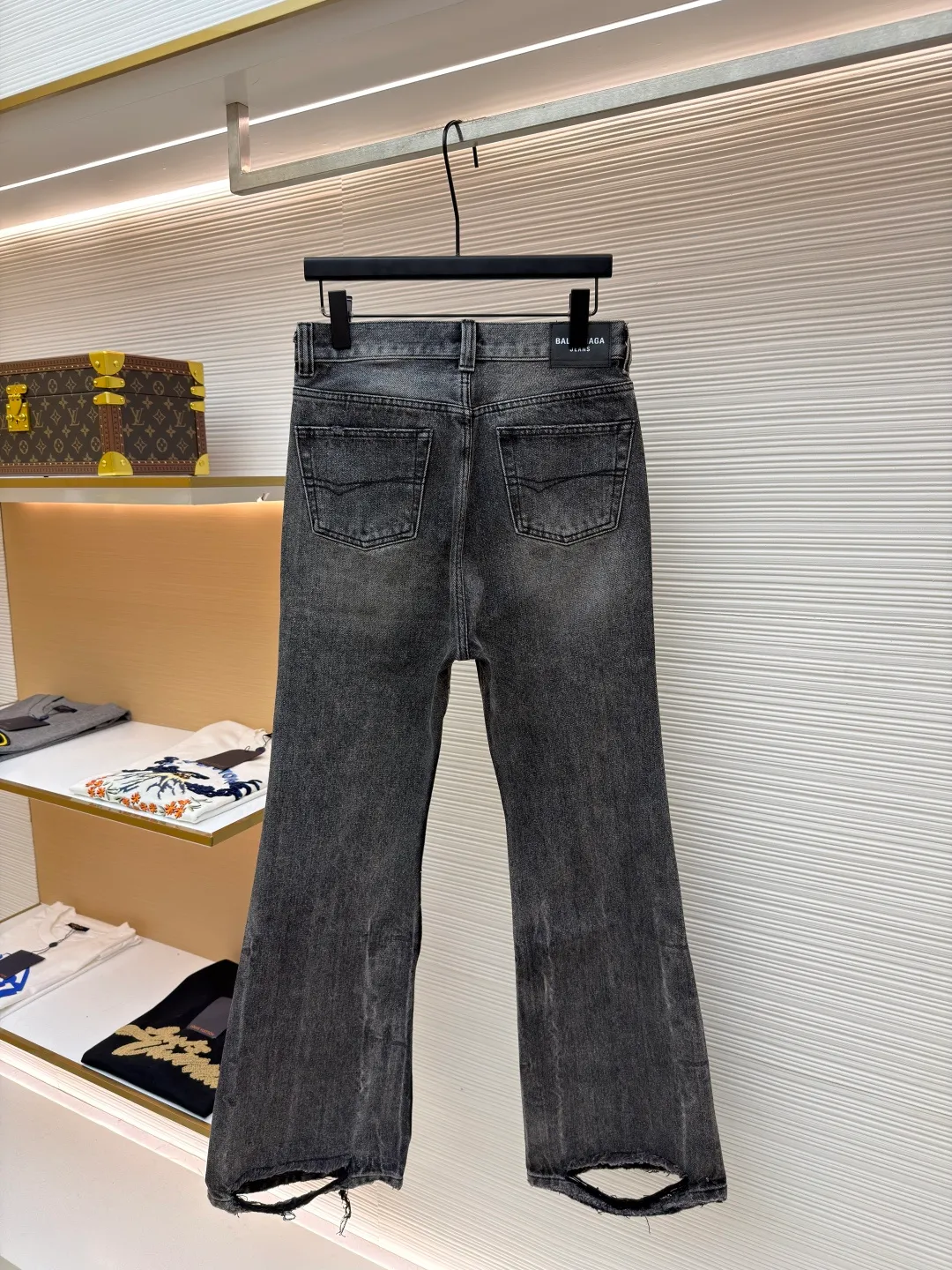 Balenciaga Flare Distressed Distressed Jeans ●Original: Purchased and developed for 5999 ●Item No.: 1681429-A75 ●Material: Denim ●Technology: Distressed Production ●Color: Gray ●Version: Loose Fit ●Weight: About 850g ●Size: Heavy-duty washed, distressed, damaged and frayed, flared straight jeans. The vertical washed lines on the trouser legs are very rare. The ruined design on the back of the trouser legs has a full street feel. The details are well processed. The logo patch made of leather at the waist. The yoke dividing line on the back is at an appropriate angle to lift the hips and show the effect of lengthening the legs. The surface of the back patch pocket is connected with a Tajima embroidery machine. It is knitted with the same color line to outline the pattern design and the visual feel is more three-dimensional. The same style for men and women!