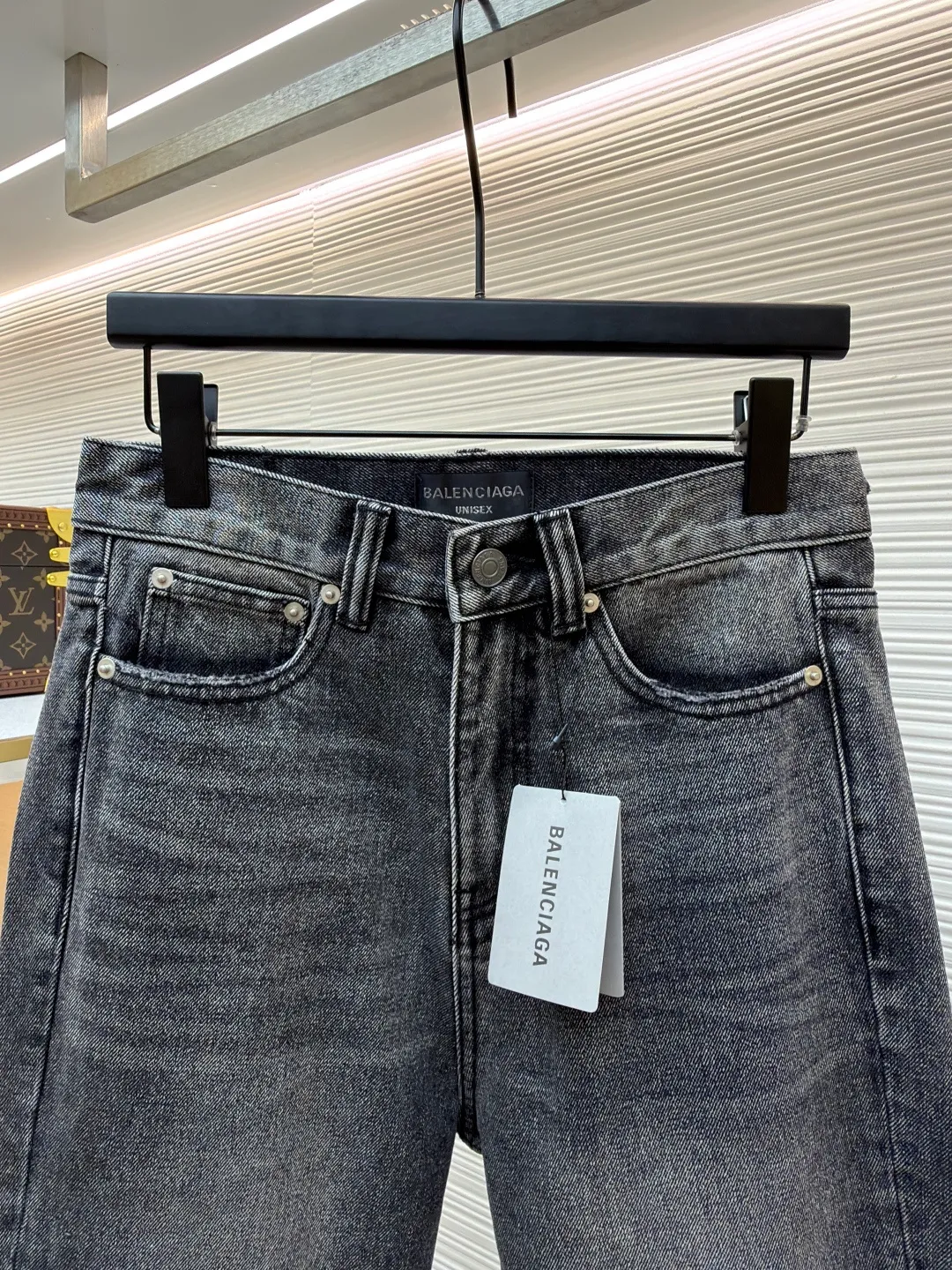 Balenciaga Flare Distressed Distressed Jeans ●Original: Purchased and developed for 5999 ●Item No.: 1681429-A75 ●Material: Denim ●Technology: Distressed Production ●Color: Gray ●Version: Loose Fit ●Weight: About 850g ●Size: Heavy-duty washed, distressed, damaged and frayed, flared straight jeans. The vertical washed lines on the trouser legs are very rare. The ruined design on the back of the trouser legs has a full street feel. The details are well processed. The logo patch made of leather at the waist. The yoke dividing line on the back is at an appropriate angle to lift the hips and show the effect of lengthening the legs. The surface of the back patch pocket is connected with a Tajima embroidery machine. It is knitted with the same color line to outline the pattern design and the visual feel is more three-dimensional. The same style for men and women!