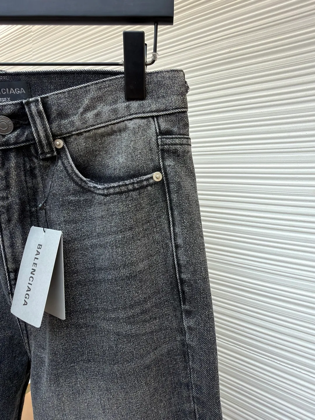 Balenciaga Flare Distressed Distressed Jeans ●Original: Purchased and developed for 5999 ●Item No.: 1681429-A75 ●Material: Denim ●Technology: Distressed Production ●Color: Gray ●Version: Loose Fit ●Weight: About 850g ●Size: Heavy-duty washed, distressed, damaged and frayed, flared straight jeans. The vertical washed lines on the trouser legs are very rare. The ruined design on the back of the trouser legs has a full street feel. The details are well processed. The logo patch made of leather at the waist. The yoke dividing line on the back is at an appropriate angle to lift the hips and show the effect of lengthening the legs. The surface of the back patch pocket is connected with a Tajima embroidery machine. It is knitted with the same color line to outline the pattern design and the visual feel is more three-dimensional. The same style for men and women!