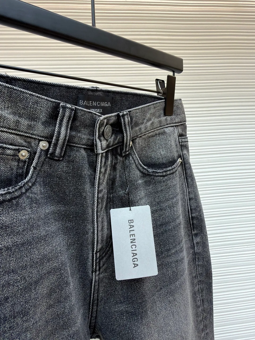 Balenciaga Flare Distressed Distressed Jeans ●Original: Purchased and developed for 5999 ●Item No.: 1681429-A75 ●Material: Denim ●Technology: Distressed Production ●Color: Gray ●Version: Loose Fit ●Weight: About 850g ●Size: Heavy-duty washed, distressed, damaged and frayed, flared straight jeans. The vertical washed lines on the trouser legs are very rare. The ruined design on the back of the trouser legs has a full street feel. The details are well processed. The logo patch made of leather at the waist. The yoke dividing line on the back is at an appropriate angle to lift the hips and show the effect of lengthening the legs. The surface of the back patch pocket is connected with a Tajima embroidery machine. It is knitted with the same color line to outline the pattern design and the visual feel is more three-dimensional. The same style for men and women!