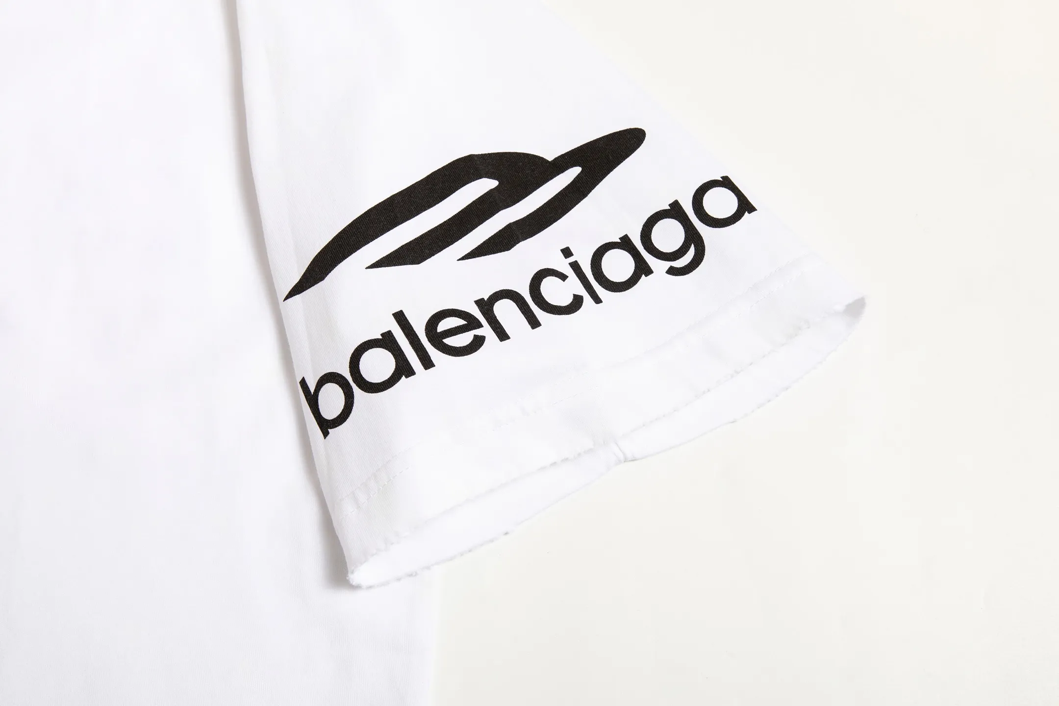 🅿️170 9187# Detailed picture Top version [[BALENCIA*GA] official website quality Paris new ski series 3M artistic letter LOGO printed short-sleeved T-shirt OS version loose dropped shoulders Unisex style Fabric: 260 grams 100% cotton double yarn Technology: front and rear panels left and right sleeve printing Garment wash spray painting worn distressed shaping solid color Color: black white Red (red has different craftsmanship and different prices) Size: XS S M L