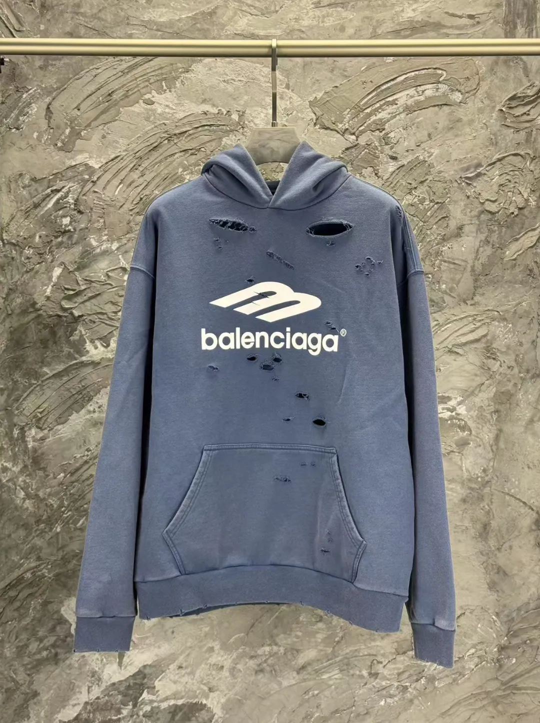 🅿️400 - BALENCI*GA Paris' latest 3M classic LOGO printed hooded long-sleeved sweatshirt on the chest. The front printing is made of imported environmentally friendly offset printing. The master manually positions and polishes the points by hand. The effect is three-dimensional. Exclusively pattern-matched, woven and dyed 460g fabric. Threads are dyed in the same vat with zero color difference. Brick cabinet synchronization. Welcome to compare. Same style for men and women -Color: washed black washed blue -SIZE: Xs S M L style number 8958#