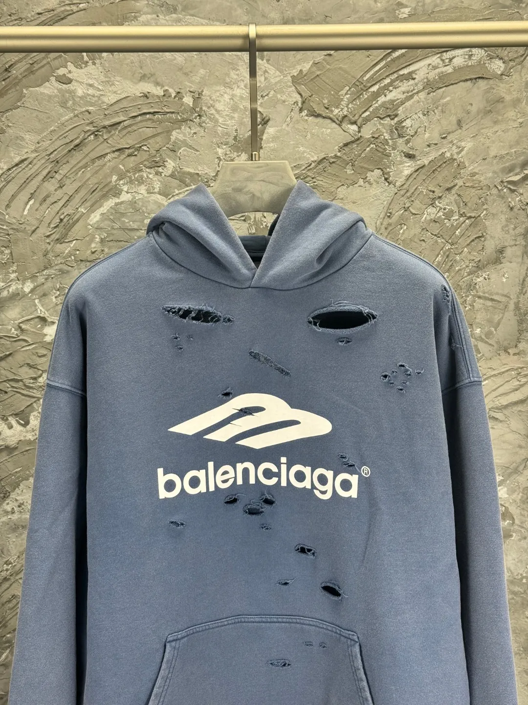 🅿️400 - BALENCI*GA Paris' latest 3M classic LOGO printed hooded long-sleeved sweatshirt on the chest. The front printing is made of imported environmentally friendly offset printing. The master manually positions and polishes the points by hand. The effect is three-dimensional. Exclusively pattern-matched, woven and dyed 460g fabric. Threads are dyed in the same vat with zero color difference. Brick cabinet synchronization. Welcome to compare. Same style for men and women -Color: washed black washed blue -SIZE: Xs S M L style number 8958#