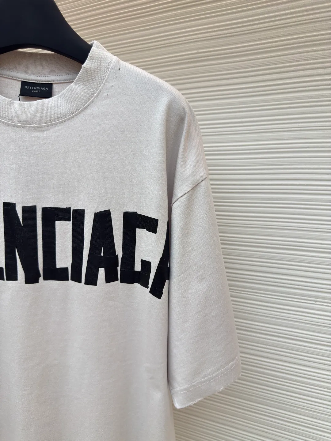 Balenciaga Masking Tape Short Sleeves ●Authentic product: Purchased and developed by 4479 ●Item No.: 1680271-A35 ●Fabric: Ribbed process ●Technology: Washed and brushed ●Version: Fitted version ●Weight: about 370 grams ●Size: 1-2-3-4 ●Description: The sleeves and hem are worn with a frayed effect. The lining is clean. No ends. No excess edges. The shoulders are frayed and the stitching is straight. Three-needle and five-thread craftsmanship. The shoulders are lined with taping. The fabric is made of distressed washed and brushed technology. The collar is designed with frayed holes. The ribbed fabric is custom-woven and dyed. The color is consistent and there is no color difference. Masking tape letters are used on the chest. The overall process of heavy craftsmanship. The washed fabric is comfortable and soft. The effect is worn and washed. The letters on the back are manually counter-positioned and shaped with a hot plate for glue printing. The overall wiring is straight and delicate, the fabric is comfortable and soft, and the color is consistent without color difference. It can be matched with the same style to create a fashionable look and control various occasions. Customized accessories, complete with three standards, same style for men and women!
