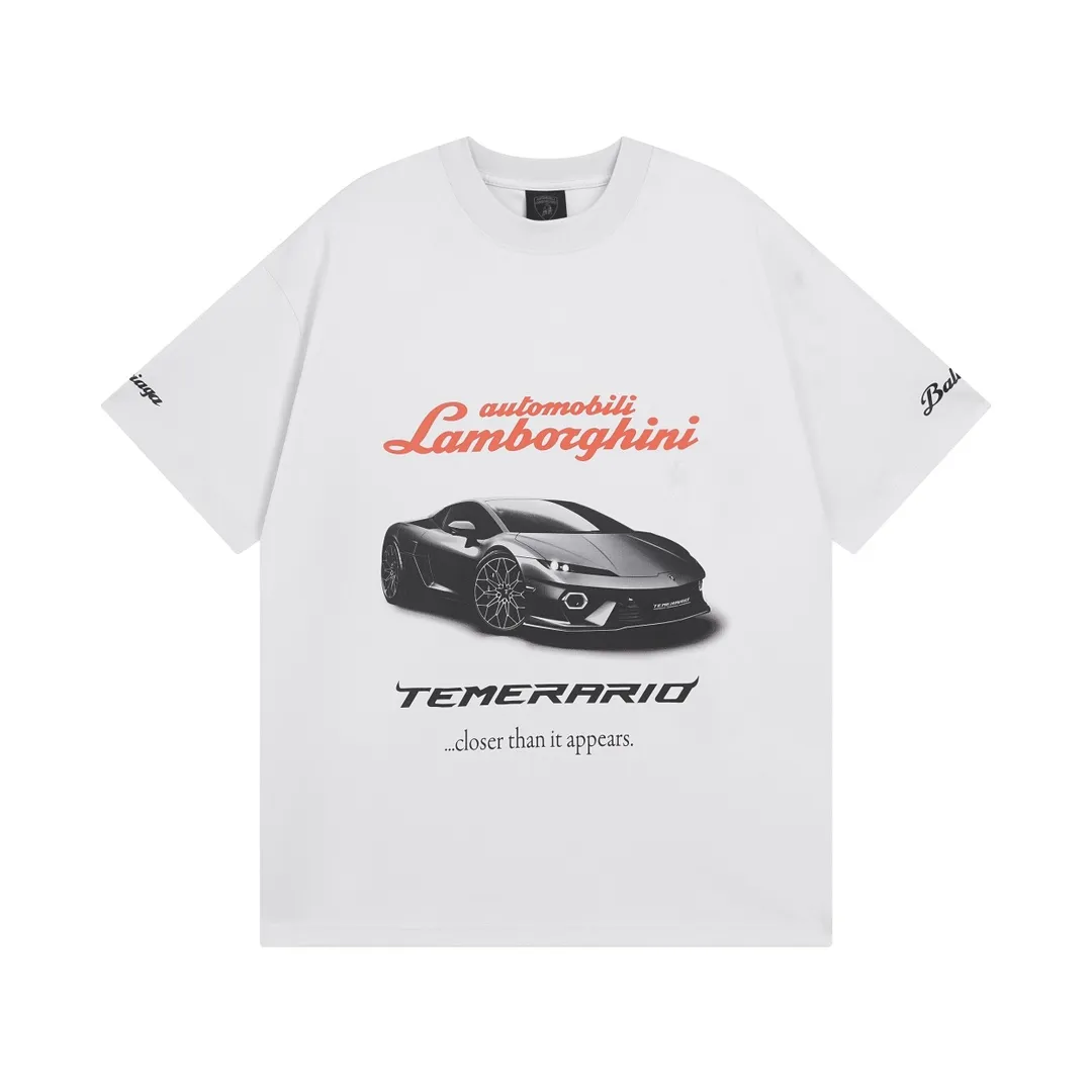 🅿️190 real photos [Top version. Official website quality] BALENCI*GA/Paris co-branded Lamborghini Lamborghini front and back left and right sleeves direct-injection printed short-sleeved T-shirt # SS25 latest model. Research and development at the first time, different market currencies. Comparisons welcome. The fabric is made of Paris ZP custom-woven and dyed cotton double yarn. Weighing 260 grams, the cloth surface is clean. The cloth pattern is clear, soft and comfortable. The threads are dyed with no color difference. Printing adopts computer direct printing. The pattern letters are clear, three-dimensional and without burrs. Jubie market produces pictures based on pictures. Welcome to compare. The version adopts OS loose shoulder design. Same style for men and women. Code: BL253630 Color: white gray, black, apricot Size: XS S M L
