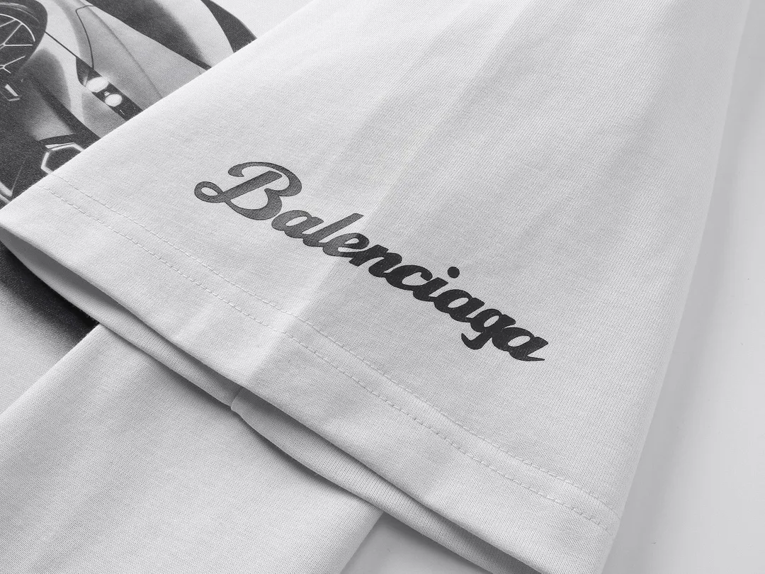 🅿️190 real photos [Top version. Official website quality] BALENCI*GA/Paris co-branded Lamborghini Lamborghini front and back left and right sleeves direct-injection printed short-sleeved T-shirt # SS25 latest model. Research and development at the first time, different market currencies. Comparisons welcome. The fabric is made of Paris ZP custom-woven and dyed cotton double yarn. Weighing 260 grams, the cloth surface is clean. The cloth pattern is clear, soft and comfortable. The threads are dyed with no color difference. Printing adopts computer direct printing. The pattern letters are clear, three-dimensional and without burrs. Jubie market produces pictures based on pictures. Welcome to compare. The version adopts OS loose shoulder design. Same style for men and women. Code: BL253630 Color: white gray, black, apricot Size: XS S M L