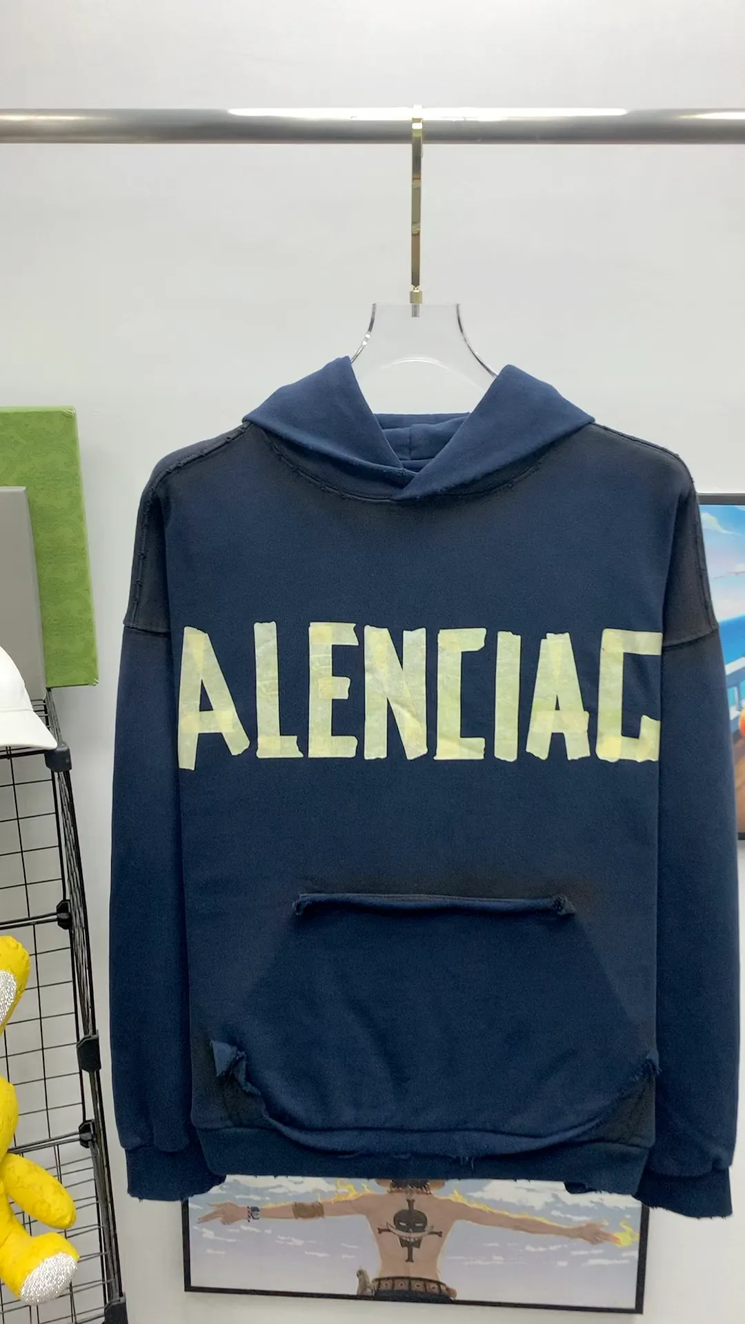Real-shot video from the front——top-tested version of Balenciaga 23SS textured paper printed letter double-sided logo hooded loose hooded sweatshirt. This hoodie has a very interesting and cute design. The kangaroo pocket on the front of the large body is a reverse cut design. The pockets on both sides are hollowed out, which means that the front view actually deceives your vision. The real pockets are sewn on the terry bottom on the reverse side. It is time-consuming and labor-intensive, but it is the core theme that cannot be ignored in the entire hoodie. In the same detail, the double side pockets are hemmed and stitched with holes; 480g heavyweight pure cotton fabric with fine and small terry bottom. After heavy mud dyeing and washing, the fabric still has a thick foundation and is comfortable and soft. The front and back are double-sided textured paper transfer LOGO and the front and back are printed in different colors. The loose and dropped shoulders are designed for both men and women. This style is also very suitable for girls to match. It can easily create a lazy and casual street feel of the United States and France; Many parts of the body have been hand-grinded with holes. Traces of muddy dyeing can be seen on the neckline, shoulder line, and side cuff splicing. However, the visual effect transition is natural and soft without any dirty feeling. The old effect of the entire hoodie is excellent. The cuff threads are color-matched and custom-woven; the packaging is master-washed and customized. New gray silver letters as the main logo. The dropped shoulder model does not include shoulder width. The version is Kanye's American style. Short and wide street casual version. From short sleeves to sweatshirts, this style is definitely not to be missed. Color: Mud-dyed custom-woven sea blue Size: XS-S-M (can be worn by both men and women, OS loose shoulder) P:510