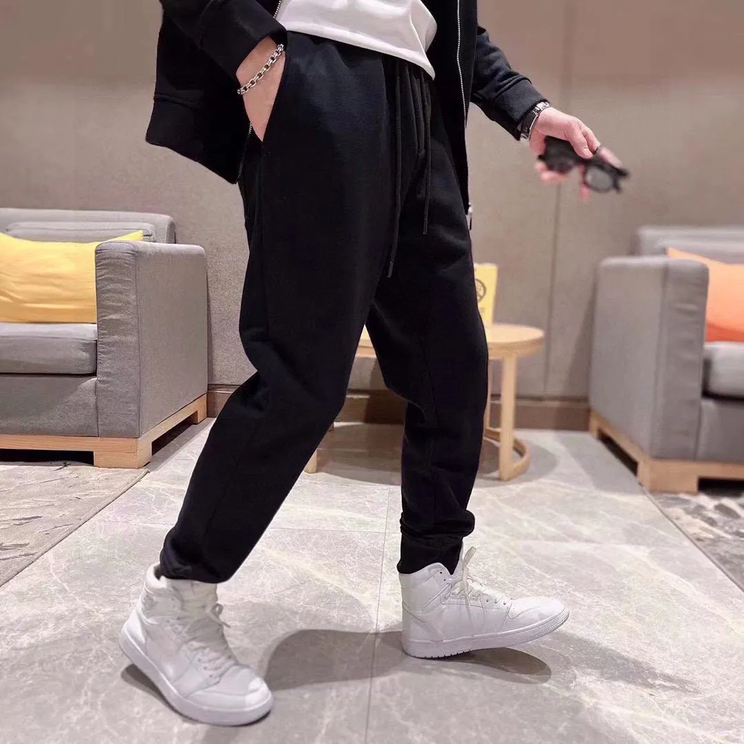 🅿️460 brand [BALENCIAGA] (velvet and thickened) 2025 spring new product, celebrities’ favorite fashion-flavored casual suit, clean and neat tailoring, full of urban style. Made of high-quality customized fabrics, the lining has excellent thermal insulation effect, feels soft and dry, and the upper body effect is crisp and stylish. The three-dimensional cutting process and the pattern are all of high standards, and the silhouette version has the right benefits! It is not tight at all, and you feel good when you put it on. So many top-quality raw materials create high-end products with unparalleled value. It is the first choice for high-end fashion people. (Size: M-4XL can wear up to 200 pounds)
