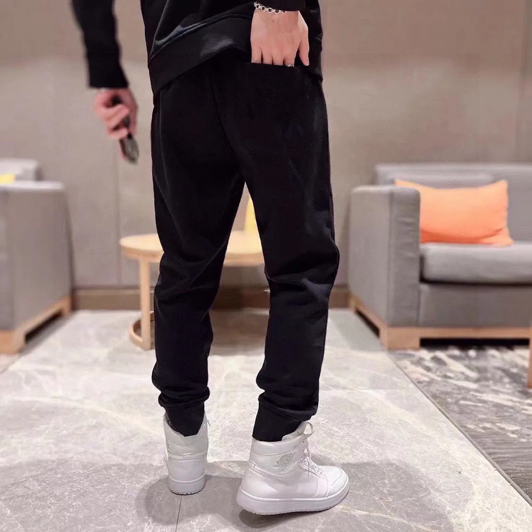🅿️460 brand [BALENCIAGA] (velvet and thickened) 2025 spring new product, celebrities’ favorite fashion-flavored casual suit, clean and neat tailoring, full of urban style. Made of high-quality customized fabrics, the lining has excellent thermal insulation effect, feels soft and dry, and the upper body effect is crisp and stylish. The three-dimensional cutting process and the pattern are all of high standards, and the silhouette version has the right benefits! It is not tight at all, and you feel good when you put it on. So many top-quality raw materials create high-end products with unparalleled value. It is the first choice for high-end fashion people. (Size: M-4XL can wear up to 200 pounds)