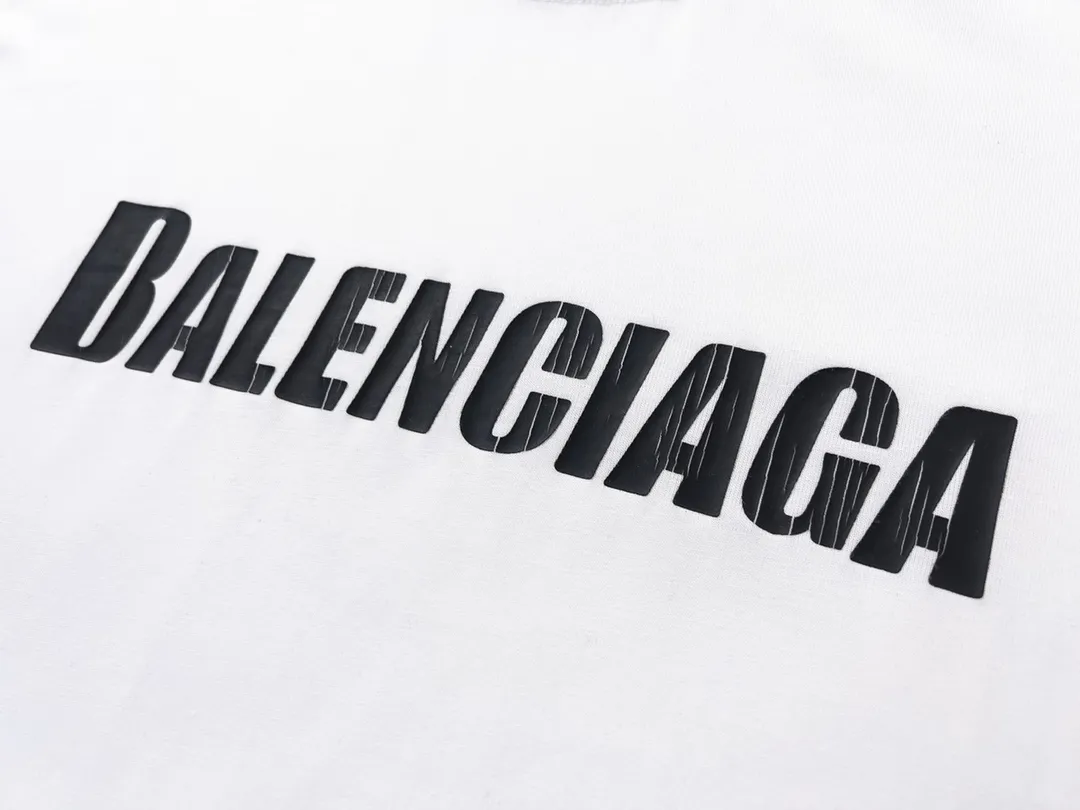 🅿️166 Detailed picture [Top version. Official website quality] BALENCI*GA/Paris. 2023 new style. Classic letter LOGO printed distressed short-sleeved T-shirt. Brick cabinet synchronization. The fabric is made of Paris ZP custom-woven and dyed 100% cotton double yarn compact cotton. The weight is 260 grams, the cloth surface is clean. The cloth pattern is clear, soft and comfortable. The threads are dyed with no color difference. The classic pattern is printed with environmentally friendly imported materials and precision printing screens, with clear letters and three-dimensional effect. Restored brick cabinet. The garments are hand-worn and distressed by many people. Different market currency. Welcome to compare. The version adopts OS loose shoulder design. Same style for men and women. Coding: BL223072 Color: black, coffee, pink, white, fruit green, navy Size: XS to L
