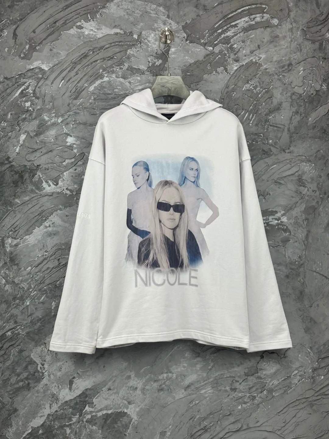 🅿️370 - BALENCI*GA Paris NICOLE artistic hooded sweatshirt. The front and back patterns are made of Conley direct injection. The sleeves are finely embroidered by imported Tajima embroidery machines. Customized matching hardware. Overweight craftsmanship. Clear letters. Three-dimensional effect. Exclusively pattern-woven and dyed 460g fabric. Threads are dyed in the same cylinder with zero color difference. Brick cabinet synchronization. Welcome to compare. Same style for men and women -Color: off-white -SIZE: Xs S M L Style number 8978#