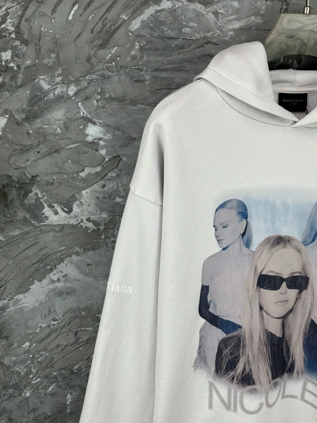 🅿️370 - BALENCI*GA Paris NICOLE artistic hooded sweatshirt. The front and back patterns are made of Conley direct injection. The sleeves are finely embroidered by imported Tajima embroidery machines. Customized matching hardware. Overweight craftsmanship. Clear letters. Three-dimensional effect. Exclusively pattern-woven and dyed 460g fabric. Threads are dyed in the same cylinder with zero color difference. Brick cabinet synchronization. Welcome to compare. Same style for men and women -Color: off-white -SIZE: Xs S M L Style number 8978#