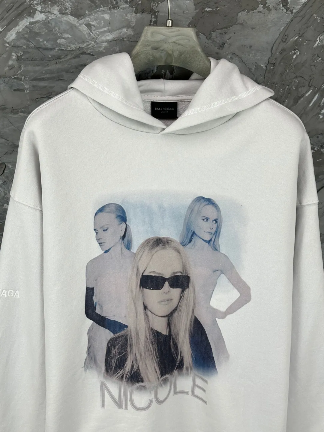 🅿️370 - BALENCI*GA Paris NICOLE artistic hooded sweatshirt. The front and back patterns are made of Conley direct injection. The sleeves are finely embroidered by imported Tajima embroidery machines. Customized matching hardware. Overweight craftsmanship. Clear letters. Three-dimensional effect. Exclusively pattern-woven and dyed 460g fabric. Threads are dyed in the same cylinder with zero color difference. Brick cabinet synchronization. Welcome to compare. Same style for men and women -Color: off-white -SIZE: Xs S M L Style number 8978#