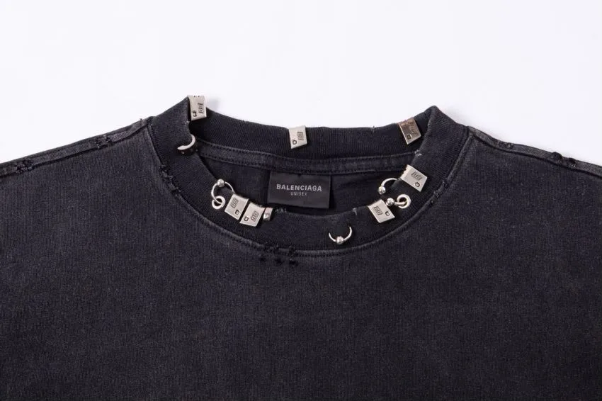 The top tested version of Balengianga Paris 24SS new high-quality hardware mold customization short-sleeved T-shirt This year's popular Paris model is too 🉑️. The front hardware imported hardware is made of ZP material. The 1:1 restoration is moderate to the touch. The hardware is imported hardware accessories. The front #embroidery is imported. Tajima high-density heavy embroidery technology. The font is three-dimensional and full. The garments are gradually dyed, the garments are washed and fried with snowflakes, and they are heavily aged and whitened. Hat, collar, pockets, cuffs, front and rear threads, details of holes are clearly visible. It is made of 32-count double yarn and 260-gram weight fabric. It is super comfortable. It is very comfortable and soft to wear in spring and summer, and you will not feel stuffy. It is very comfortable to wear and absorbs sweat, so it is more suitable to wear. It can be used as a base in spring and can be worn casually on the street. The color is eye-catching👍 The simple version is full of fashion and very comfortable to wear. It is well-designed and refuses to be monotonous and vulgar. It does not make ordinary styles. The modern elements and design sense come to mind, giving the piece of clothing a unique fashion color~ Color: White, washed black, Size: XS S M L P: 280