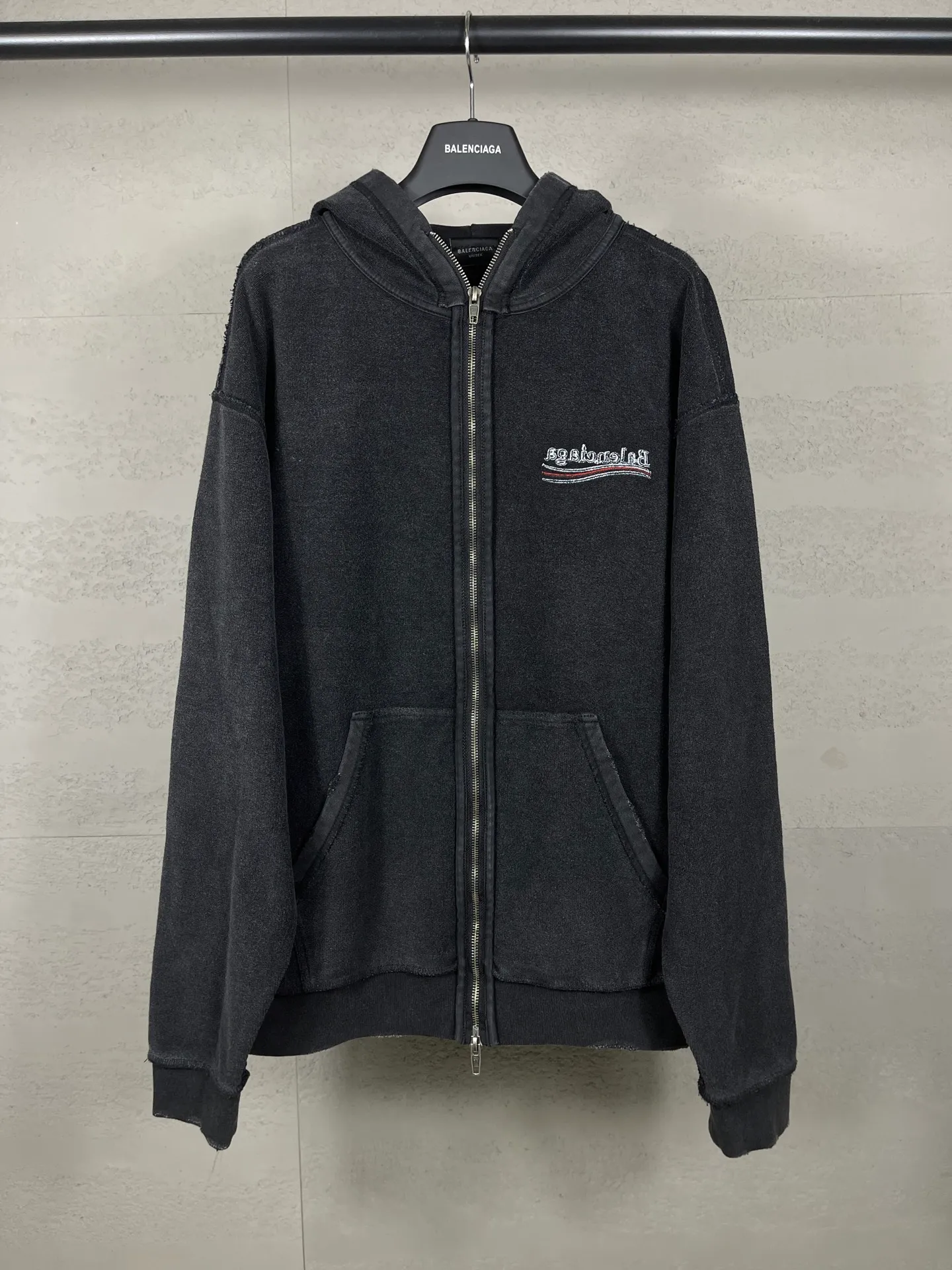🅿️370 real photos [Top version. Official website quality] BALENCI*GA/Paris #2025 new style classic Coke wave spray LOGO embroidery on the reverse, washed, worn and worn hooded sweatshirt. The ready-made garments are stitched on the reverse side and washed, with a full sense of design. Comparisons are welcome. The fabric is made of Paris ZP custom-woven and dyed cotton sweatshirts. Weighing 460 grams, the cloth surface is clean. The cloth pattern is clear, soft and comfortable. The threads are dyed with no color difference. The classic letter LOGO is embroidered on the reverse using an imported Tajima embroidery machine. The effect is three-dimensional. Restore brick cabinet, adopt OS loose shoulder style. Same style for men and women. Code: BL259916 Color: washed black, size: XS S M L