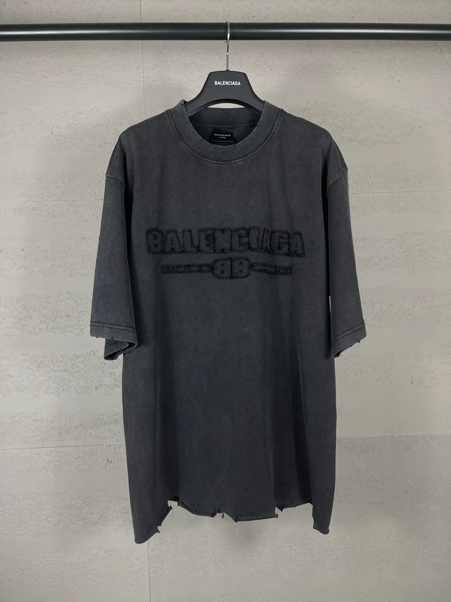 🅿️200 Actual pictures [Top version. Official website quality] BALENCI*GA/Paris #2025 new style letter LOGO chest patch embroidery, washed and worn hem, hand-polished short-sleeved T-shirt. Welcome to compare. The fabric is made of Paris ZP custom-woven and dyed cotton double yarn, with a weight of 260 grams. The cloth surface is clean. The cloth pattern is clear, soft and comfortable. The threads are dyed with no color difference. The classic letter LOGO is embroidered with imported Tajima embroidery machine. The effect is three-dimensional. Restore the brick cabinet, adopt OS loose shoulder style. Same style for men and women. Coding: BL253651 Color: washed black, white Size: XS S M L