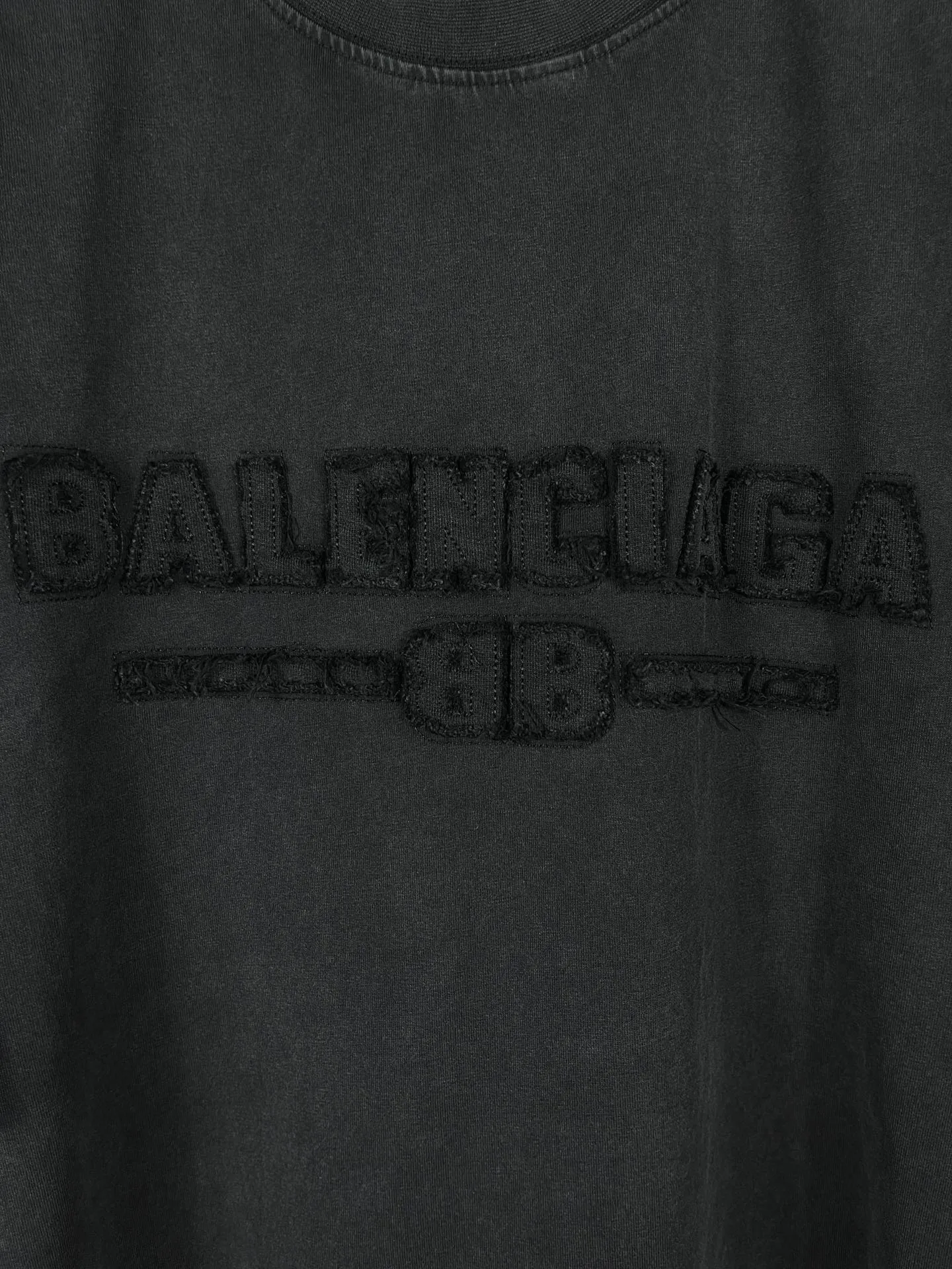 🅿️200 Actual pictures [Top version. Official website quality] BALENCI*GA/Paris #2025 new style letter LOGO chest patch embroidery, washed and worn hem, hand-polished short-sleeved T-shirt. Welcome to compare. The fabric is made of Paris ZP custom-woven and dyed cotton double yarn, with a weight of 260 grams. The cloth surface is clean. The cloth pattern is clear, soft and comfortable. The threads are dyed with no color difference. The classic letter LOGO is embroidered with imported Tajima embroidery machine. The effect is three-dimensional. Restore the brick cabinet, adopt OS loose shoulder style. Same style for men and women. Coding: BL253651 Color: washed black, white Size: XS S M L