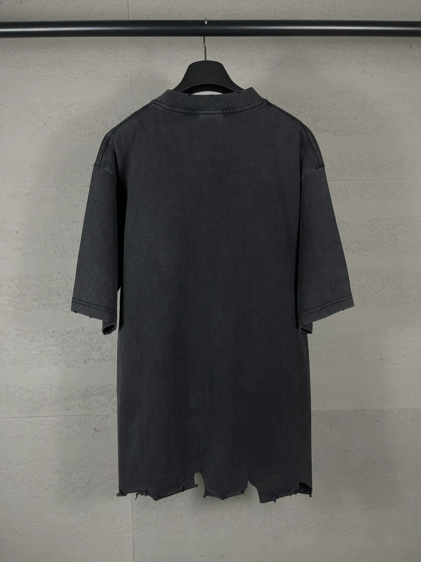 🅿️200 Actual pictures [Top version. Official website quality] BALENCI*GA/Paris #2025 new style letter LOGO chest patch embroidery, washed and worn hem, hand-polished short-sleeved T-shirt. Welcome to compare. The fabric is made of Paris ZP custom-woven and dyed cotton double yarn, with a weight of 260 grams. The cloth surface is clean. The cloth pattern is clear, soft and comfortable. The threads are dyed with no color difference. The classic letter LOGO is embroidered with imported Tajima embroidery machine. The effect is three-dimensional. Restore the brick cabinet, adopt OS loose shoulder style. Same style for men and women. Coding: BL253651 Color: washed black, white Size: XS S M L
