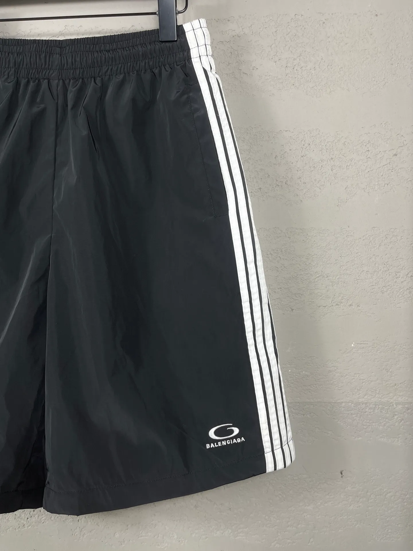 🅿️210 Actual pictures [Top version. Official website quality] BALENCI*GA/Paris classic LOGO embroidery, side drawstring nylon shorts, mesh lining, side splicing drawstrings, extra heavy craftsmanship. SS25 latest model. Research and development at the first time, different market currencies. Comparisons welcome. The fabric is made of nylon quick-drying custom-woven sports fabric, which is moisture-wicking and comfortable. The embroidery is done using imported Tajima embroidery machines. The pattern letters are clear, three-dimensional and without burrs. Different market currencies. Comparisons welcome. The version adopts a loose version. The same style for men and women. Code: BL257012 Color: Black Size: XS S M L