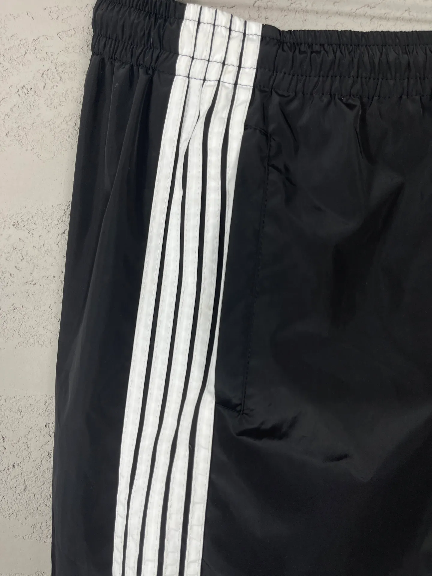 🅿️210 Actual pictures [Top version. Official website quality] BALENCI*GA/Paris classic LOGO embroidery, side drawstring nylon shorts, mesh lining, side splicing drawstrings, extra heavy craftsmanship. SS25 latest model. Research and development at the first time, different market currencies. Comparisons welcome. The fabric is made of nylon quick-drying custom-woven sports fabric, which is moisture-wicking and comfortable. The embroidery is done using imported Tajima embroidery machines. The pattern letters are clear, three-dimensional and without burrs. Different market currencies. Comparisons welcome. The version adopts a loose version. The same style for men and women. Code: BL257012 Color: Black Size: XS S M L