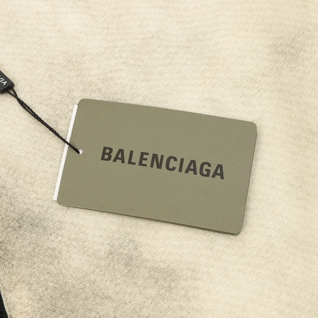 🅿️570 Balenciaga/Balenciaga Spliced Embroidered Washed Double-sided Leather Jacket. It looks so good when worn on both sides. It is equivalent to two pieces of clothing. You will never get tired of wearing it. It is so cool. One side is spliced with technical fabrics and the other side is washed with double stitching. This design is so cool that I have no friends. When I saw this model at the Xia Zichen Paris Fashion Show, I just wanted to put it on and go. It is simple and versatile, and the latest loop sports. icon embroidery - a clean version with a neat body, easy to wear on both sides, and stylish no matter how you wear it. Size: XS-L