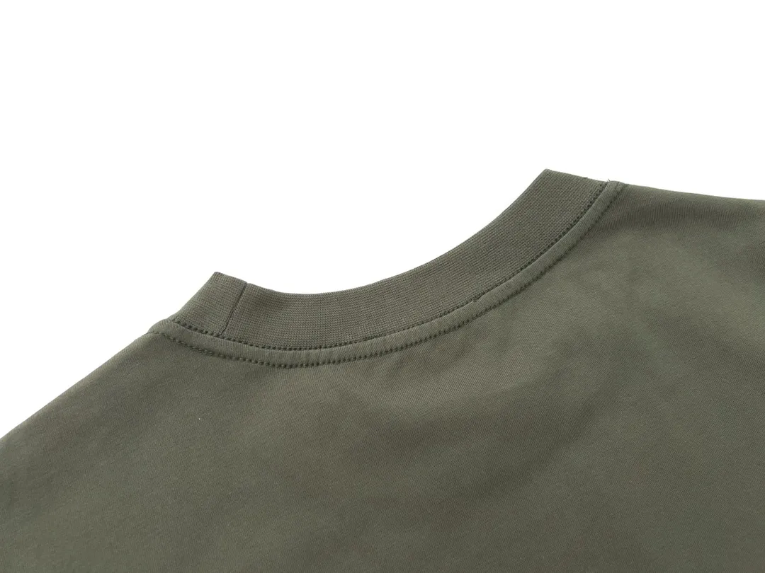 🅿️160 Detail Picture [Top version. Official website quality] BALENCI*GA/Paris. Front-printed PARIS short-sleeved T-shirt. Brick cabinet synchronization. The fabric is made of Paris ZP custom-woven and dyed 100% cotton double yarn compact cotton. The weight is 260 grams, the cloth surface is clean. The cloth pattern is clear, soft and comfortable. The threads are dyed with no color difference. The classic LOGO is printed with environmentally friendly imported materials and precision printing screens. The letters are clear and the effect is three-dimensional, restoring the brick cabinet. Different market currencies, welcome to compare. The version adopts OS loose shoulder design. Same style for men and women. Code: BL223055 Color: white, black, army green, dark green Size: XS to L
