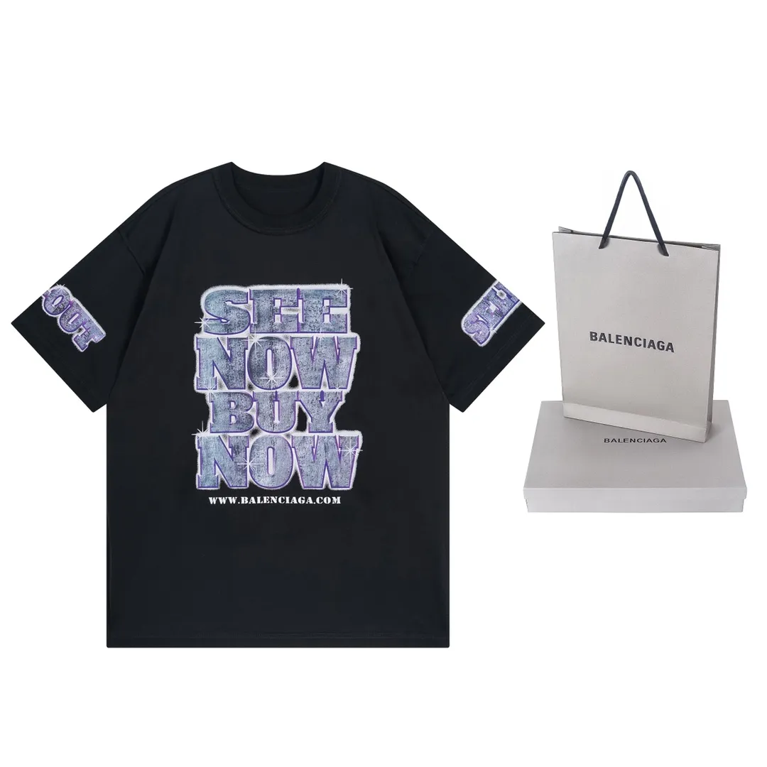 🅿️194 Detailed pictures [Top version. Official website quality] BALENCI*GA/Paris. 2024. SEENOWBUYNOW new model. Large LOGO on the front, back, left and right sleeves, direct-printed washable T-shirt, using reverse bottom method, brick cabinet synchronization. Genuine product developed at the first time, welcome to compare! The fabric is made of Paris ZP custom-woven and dyed cotton double yarn. Weighing 260 grams, the cloth surface is clean. The cloth pattern is clear, soft and comfortable. The threads are dyed with no color difference. The classic LOGO is printed using imported machine-made white ink direct printing. The letters are clear and the effect is three-dimensional. Restore brick cabinets. Different market currencies, welcome to compare, the version adopts OS loose shoulder version. Same style for men and women Coding: BL223319 Color: Black Size: XS to L