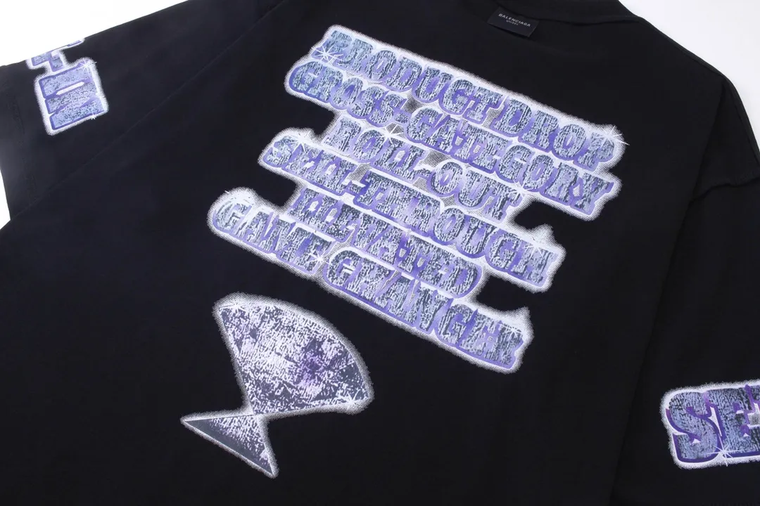 🅿️194 Detailed pictures [Top version. Official website quality] BALENCI*GA/Paris. 2024. SEENOWBUYNOW new model. Large LOGO on the front, back, left and right sleeves, direct-printed washable T-shirt, using reverse bottom method, brick cabinet synchronization. Genuine product developed at the first time, welcome to compare! The fabric is made of Paris ZP custom-woven and dyed cotton double yarn. Weighing 260 grams, the cloth surface is clean. The cloth pattern is clear, soft and comfortable. The threads are dyed with no color difference. The classic LOGO is printed using imported machine-made white ink direct printing. The letters are clear and the effect is three-dimensional. Restore brick cabinets. Different market currencies, welcome to compare, the version adopts OS loose shoulder version. Same style for men and women Coding: BL223319 Color: Black Size: XS to L