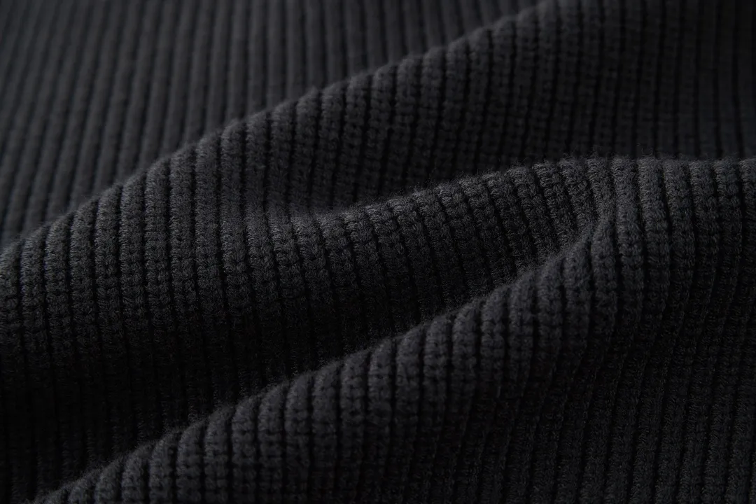 🅿️480 [Exclusive supply] BLCG sleeve arm silicone leather label crew neck sweater (black) The fabric is made of big brand yarn, and the fabric composition is 90% cotton, 10% wool. The fabric pattern is stiff. The high cotton content can make the clothes droop and restore the original effect. The 10% wool content can fully tighten the fabric density and make the clothes achieve a certain degree of warmth. The leather label is made of natural silicone material. The original white fonts in the label are molded and customized, and the size is consistent with the original. This style is made of wool blend fabric, round neck, long sleeves, sleeves decorated with logo art silicone work, 90 wool 10% cotton spandex decorative parts. Size:S-M-L-XL