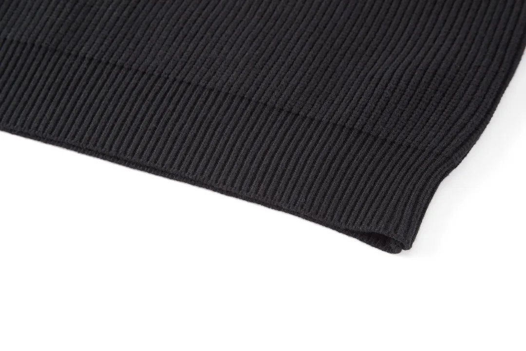 🅿️480 [Exclusive supply] BLCG sleeve arm silicone leather label crew neck sweater (black) The fabric is made of big brand yarn, and the fabric composition is 90% cotton, 10% wool. The fabric pattern is stiff. The high cotton content can make the clothes droop and restore the original effect. The 10% wool content can fully tighten the fabric density and make the clothes achieve a certain degree of warmth. The leather label is made of natural silicone material. The original white fonts in the label are molded and customized, and the size is consistent with the original. This style is made of wool blend fabric, round neck, long sleeves, sleeves decorated with logo art silicone work, 90 wool 10% cotton spandex decorative parts. Size:S-M-L-XL