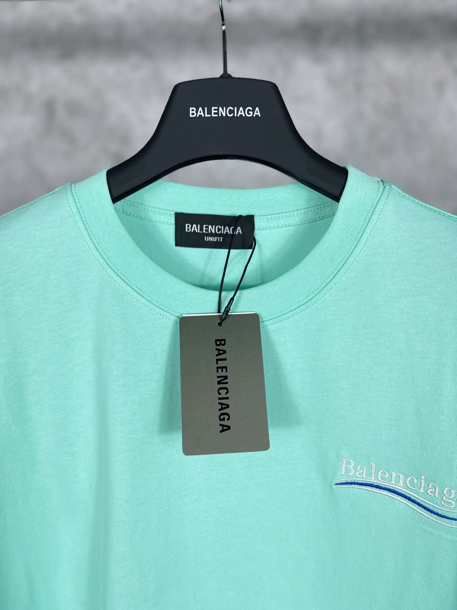 🅿️166 Real photos [Top version. Official website quality] BALENCI*GA/Paris#Classic.Coke embroidered short-sleeved T-shirt# The fabric is made of Paris ZP custom-woven and dyed cotton double yarn. Weighing 260 grams, the cloth surface is clean. The cloth pattern is clear, soft and comfortable. The threads are dyed with no color difference. The classic pattern embroidery uses an imported embroidery machine, and the embroidery thread color is embroidered according to the original color. It is produced according to the pictures in the special market. The letters are clear. The three-dimensional effect is strong. The version adopts the OS loose shoulder version. The same style for men and women. Coding: BL223028 Color: black. White. Dark gray. Brown. Light green. Purple. Off-white. Size: XS S M L