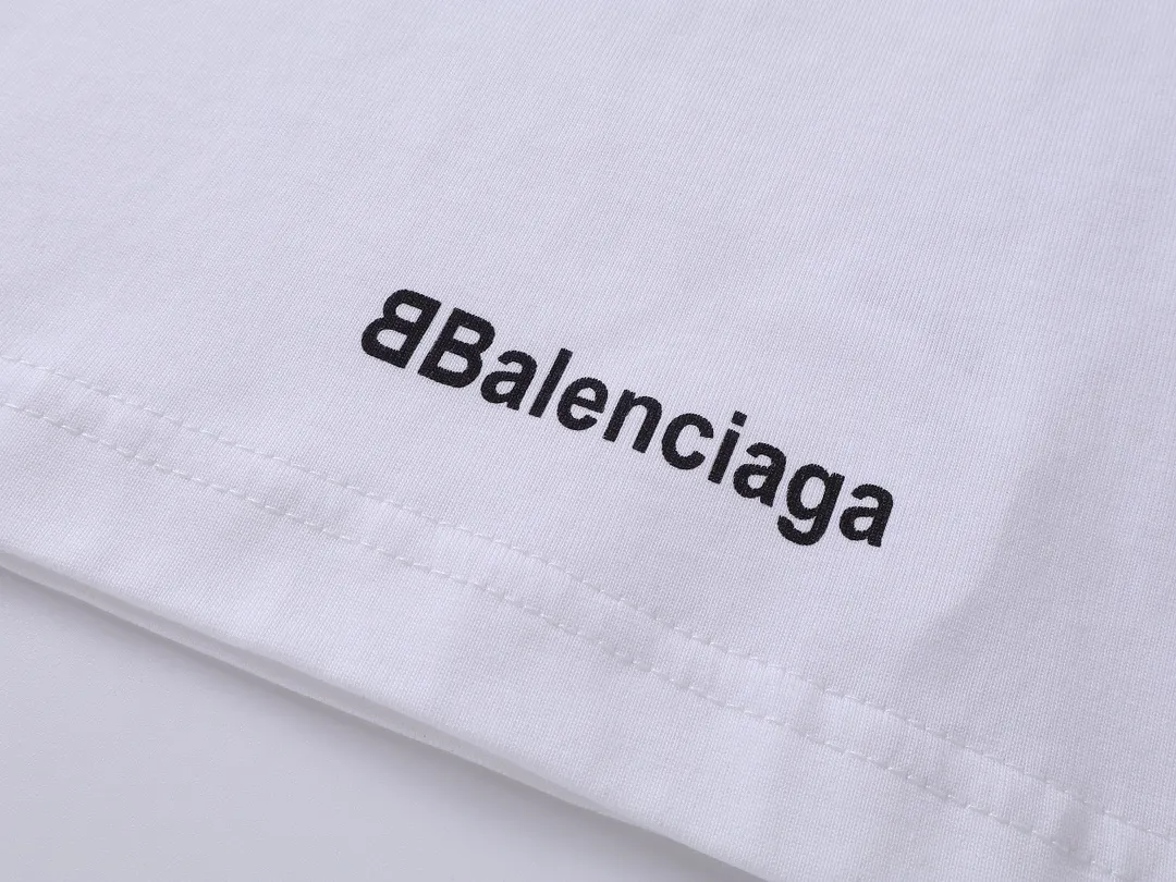 🅿️300 real photos [Top version. Official website quality] BALENCI*GA/Paris new model. Co-branded football sportswear LOGO embroidered printed long-sleeved T-shirt # The whole piece of clothing is stitched with multiple stitching edges. The craftsmanship is extremely complex and the market currency is very different. Welcome to compare 🆚. The fabric is made of Paris ZP custom-woven and dyed cotton double yarn. Weighing 260 grams, the cloth surface is clean. The cloth pattern is clear, soft and comfortable. The threads are dyed with no color difference. The classic pattern embroidery is embroidered by Tajima imported embroidery machine, and the printing uses imported glue. The letters are clear, three-dimensional and without burrs. Jubie market produces pictures based on pictures. Welcome to compare. The version adopts OS loose shoulder design. Same style for men and women. Code: BL225036 Color: black, white, pink, red, fluorescent yellow Size: XS S M L