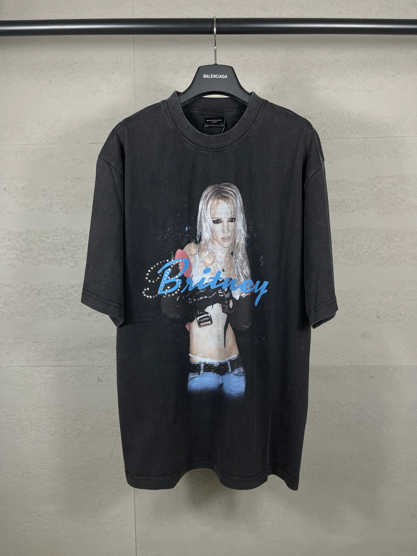 🅿️206 Actual pictures [Top version. Official website quality] BALENCI*GA/26 new model. Balenciaga Music |Britney Series limited edition music cooperation series, front and back direct-print printing, hot diamonds, washed and distressed short-sleeved T-shirt #SS26 latest style. Research and development at the first time, different market currencies. Comparisons welcome. The fabric is made of Paris ZP custom-woven and dyed cotton double yarn. Weighing 260 grams, the cloth surface is clean. The cloth pattern is clear, soft and comfortable. The threads are dyed with no color difference. Printing adopts computer direct printing. Garments are washed and aged. Jubie market currency. Welcome to compare. The version adopts OS loose shoulder design. Same style for men and women. Code: BL253701 Color: washed black, floral gray Size: XS S M L