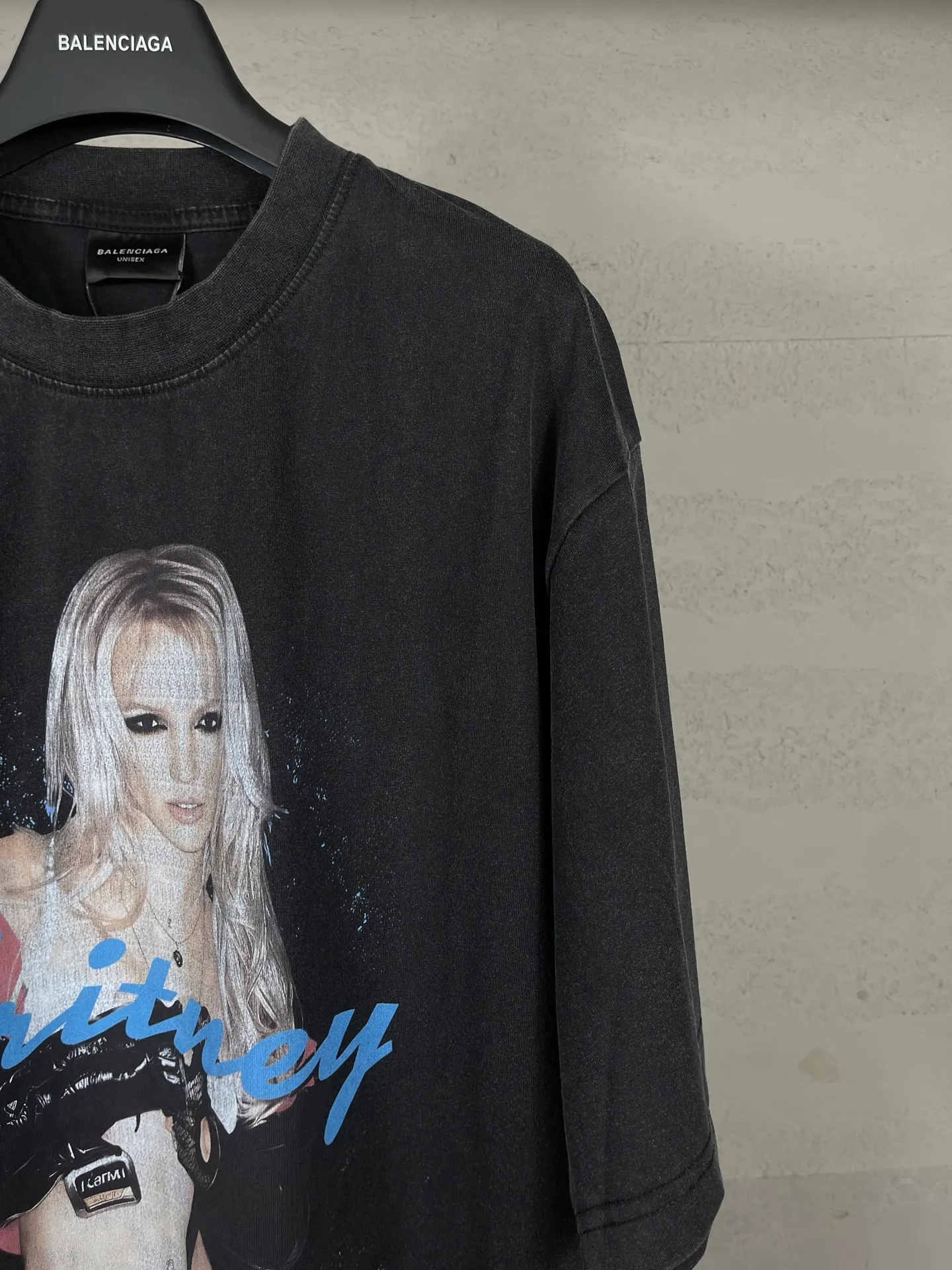 🅿️206 Actual pictures [Top version. Official website quality] BALENCI*GA/26 new model. Balenciaga Music |Britney Series limited edition music cooperation series, front and back direct-print printing, hot diamonds, washed and distressed short-sleeved T-shirt #SS26 latest style. Research and development at the first time, different market currencies. Comparisons welcome. The fabric is made of Paris ZP custom-woven and dyed cotton double yarn. Weighing 260 grams, the cloth surface is clean. The cloth pattern is clear, soft and comfortable. The threads are dyed with no color difference. Printing adopts computer direct printing. Garments are washed and aged. Jubie market currency. Welcome to compare. The version adopts OS loose shoulder design. Same style for men and women. Code: BL253701 Color: washed black, floral gray Size: XS S M L