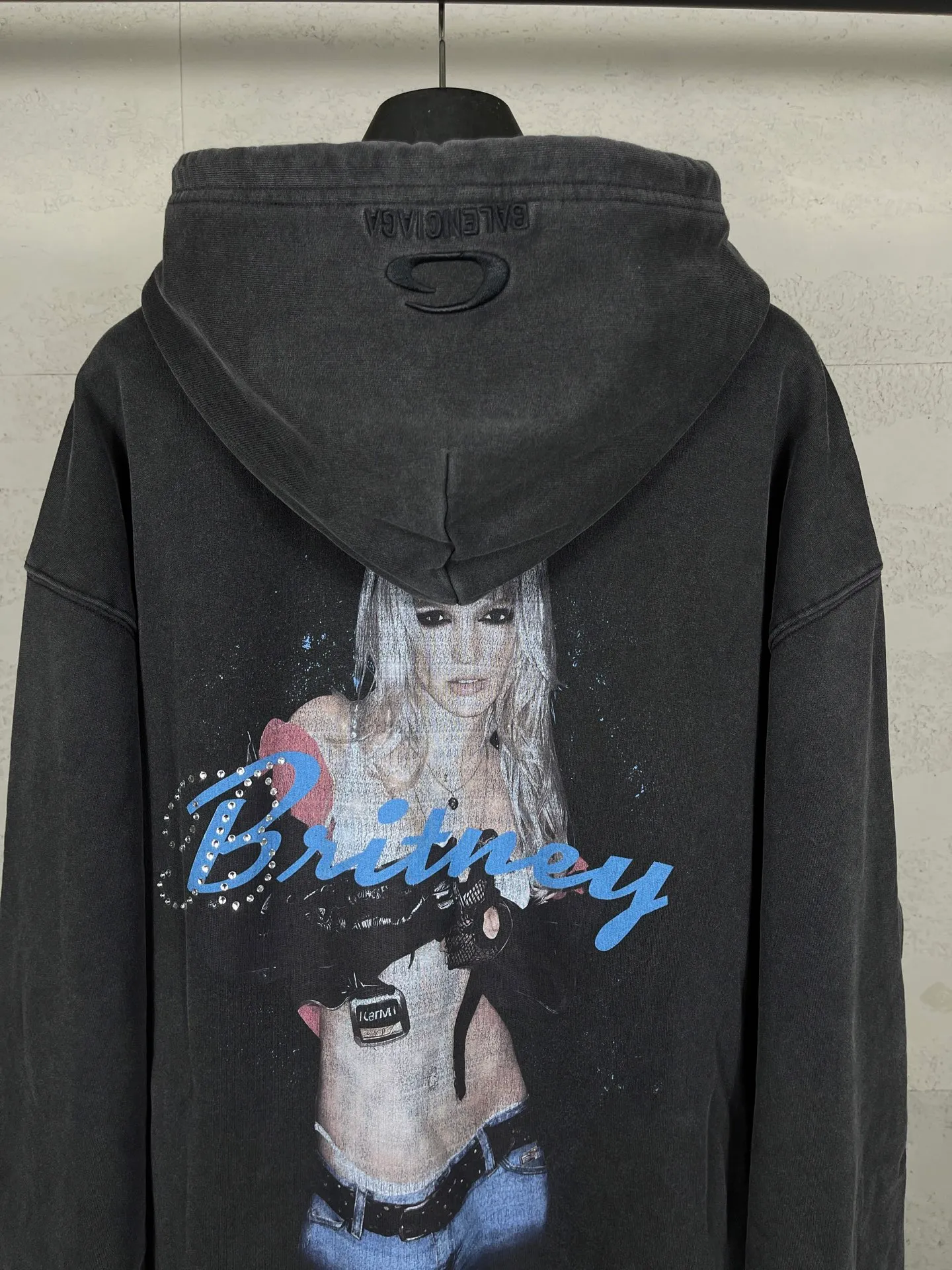 🅿️390 real photos [Top version. Official website quality] BALENCI*GA/26 new model. Balenciaga Britney Portrait Limited Edition Music Cooperation Series, Front and Back Direct Printing + Hot Diamond, Hat Embroidery, Garment Washing, Zippered Hooded Cardigan Sweater SS26 Latest Style. Research and development at the first time, different market currencies. Comparisons welcome. The fabric is made of Paris ZP custom-woven and dyed cotton sweatshirt, with a weight of 460 grams. The cloth surface is clean. The cloth pattern is clear, soft and comfortable. The threads are dyed with no color difference. Printing adopts computer direct printing. The embroidery is done using imported Tajima embroidery machines. Jubie market currency. Welcome to compare. The version adopts OS loose shoulder design. Same style for men and women. Code: BL259901 Color: washed black Size: XS S M L