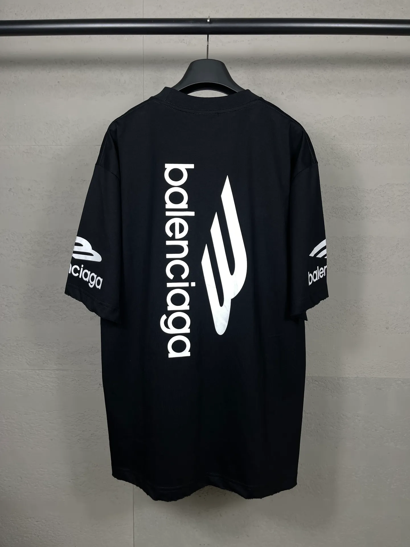 🅿️180 real photos. Note: Red with spray-painted distressed style P144 [Top version. Official website quality] BALENCI*GA/Paris. Big LOGO new ski series short-sleeved T-shirt #2024 new style. The front, back, left and right sleeves are printed with the new LOGO, and the ready-made clothes are washed and worn. This is normal market practice.        Welcome to compare. The fabric is made of Paris ZP custom-woven and dyed cotton double yarn, with a weight of 260 grams. The cloth surface is clean. The cloth pattern is clear, soft and comfortable. The threads are dyed with no color difference. The classic letter LOGO is printed with imported environmentally friendly glue. The letters are clear and the effect is three-dimensional. Restore the brick cabinet, adopt the OS loose shoulder style. Same style for men and women. Code: BL223336 Color: black, white, red (the price of red is different) Size: XS to L
