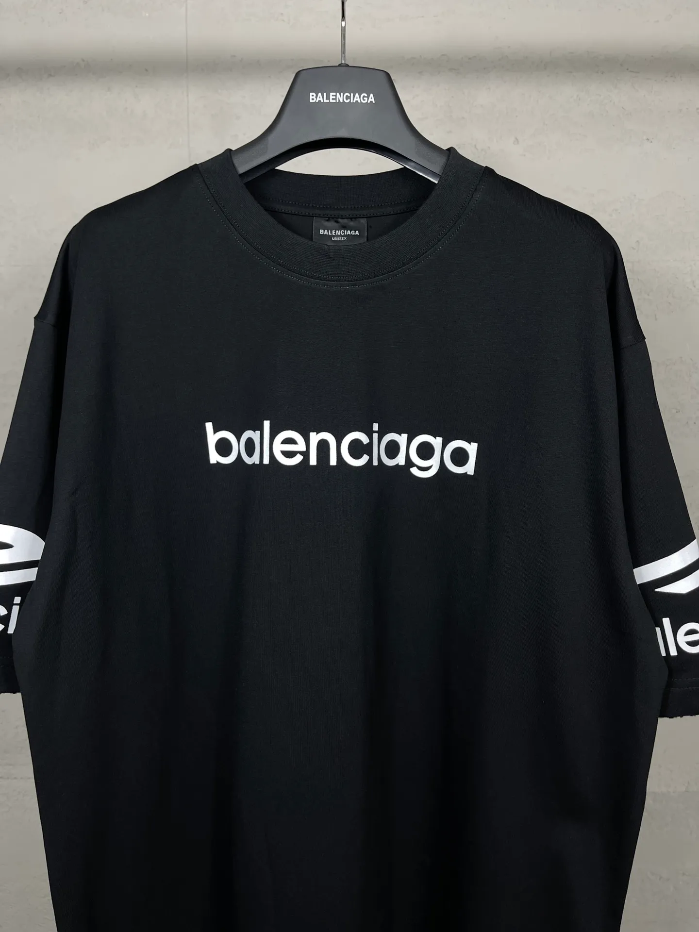 🅿️180 real photos. Note: Red with spray-painted distressed style P144 [Top version. Official website quality] BALENCI*GA/Paris. Big LOGO new ski series short-sleeved T-shirt #2024 new style. The front, back, left and right sleeves are printed with the new LOGO, and the ready-made clothes are washed and worn. This is normal market practice.        Welcome to compare. The fabric is made of Paris ZP custom-woven and dyed cotton double yarn, with a weight of 260 grams. The cloth surface is clean. The cloth pattern is clear, soft and comfortable. The threads are dyed with no color difference. The classic letter LOGO is printed with imported environmentally friendly glue. The letters are clear and the effect is three-dimensional. Restore the brick cabinet, adopt the OS loose shoulder style. Same style for men and women. Code: BL223336 Color: black, white, red (the price of red is different) Size: XS to L