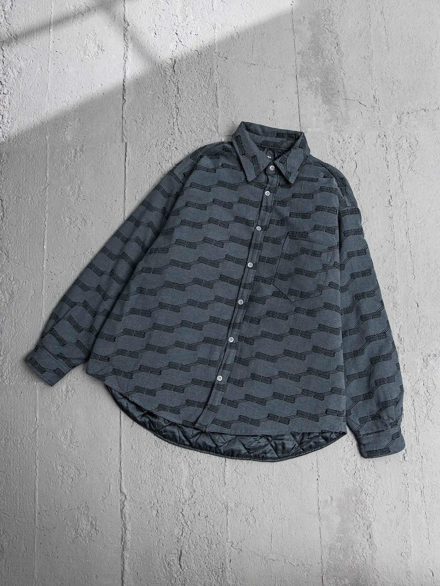 💰600 [Highest version] Balenciaga / Balenciaga Blcg 24FW catwalk style Double B lock second-hand jacquard lapel shirt jacket and cotton coat Correct version Raw material high-density cotton canvas Full jacquard process after final dyeing to create classic BB presbyopia pattern Diamond-shaped quilted cotton lining Selected long-staple cotton Warm and comfortable OS ultra-loose silhouette design The whole dress is made of positioning flowers + restored flowers on the front placket, purely hand-cut Original molded custom brand logo five-claw snap button Original main mark washed label tag packaging bag Color: black/khaki Size: 46/48/50/52 Size chart: Length Chest Shoulder width Sleeve length 46: 68 130 51 55 48: 70 134 53 56 50: 72 138 55 57 52: 74 142 57 58 Note: There is a difference of 1~2CM due to manual measurement.
