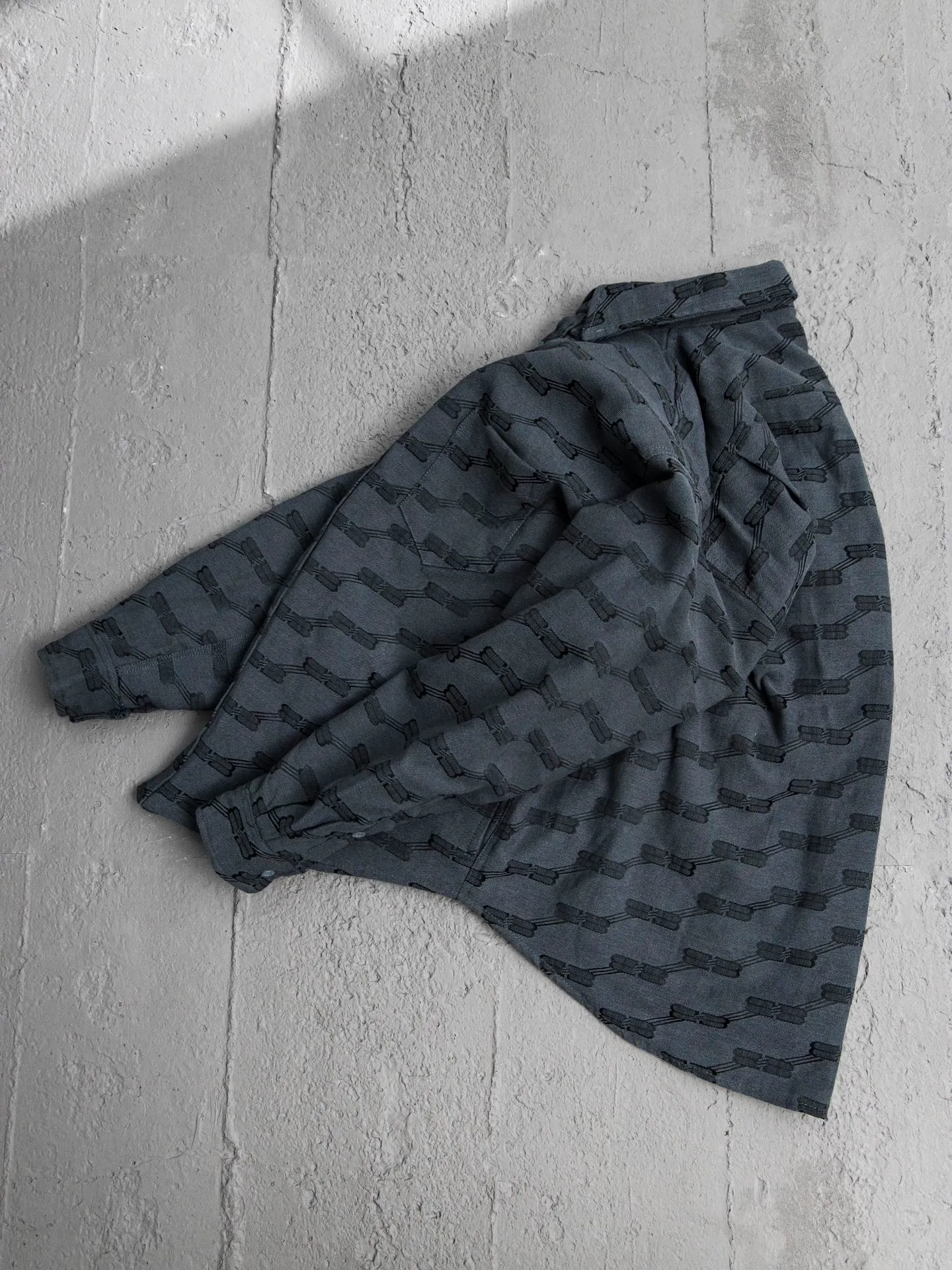 💰600 [Highest version] Balenciaga / Balenciaga Blcg 24FW catwalk style Double B lock second-hand jacquard lapel shirt jacket and cotton coat Correct version Raw material high-density cotton canvas Full jacquard process after final dyeing to create classic BB presbyopia pattern Diamond-shaped quilted cotton lining Selected long-staple cotton Warm and comfortable OS ultra-loose silhouette design The whole dress is made of positioning flowers + restored flowers on the front placket, purely hand-cut Original molded custom brand logo five-claw snap button Original main mark washed label tag packaging bag Color: black/khaki Size: 46/48/50/52 Size chart: Length Chest Shoulder width Sleeve length 46: 68 130 51 55 48: 70 134 53 56 50: 72 138 55 57 52: 74 142 57 58 Note: There is a difference of 1~2CM due to manual measurement.