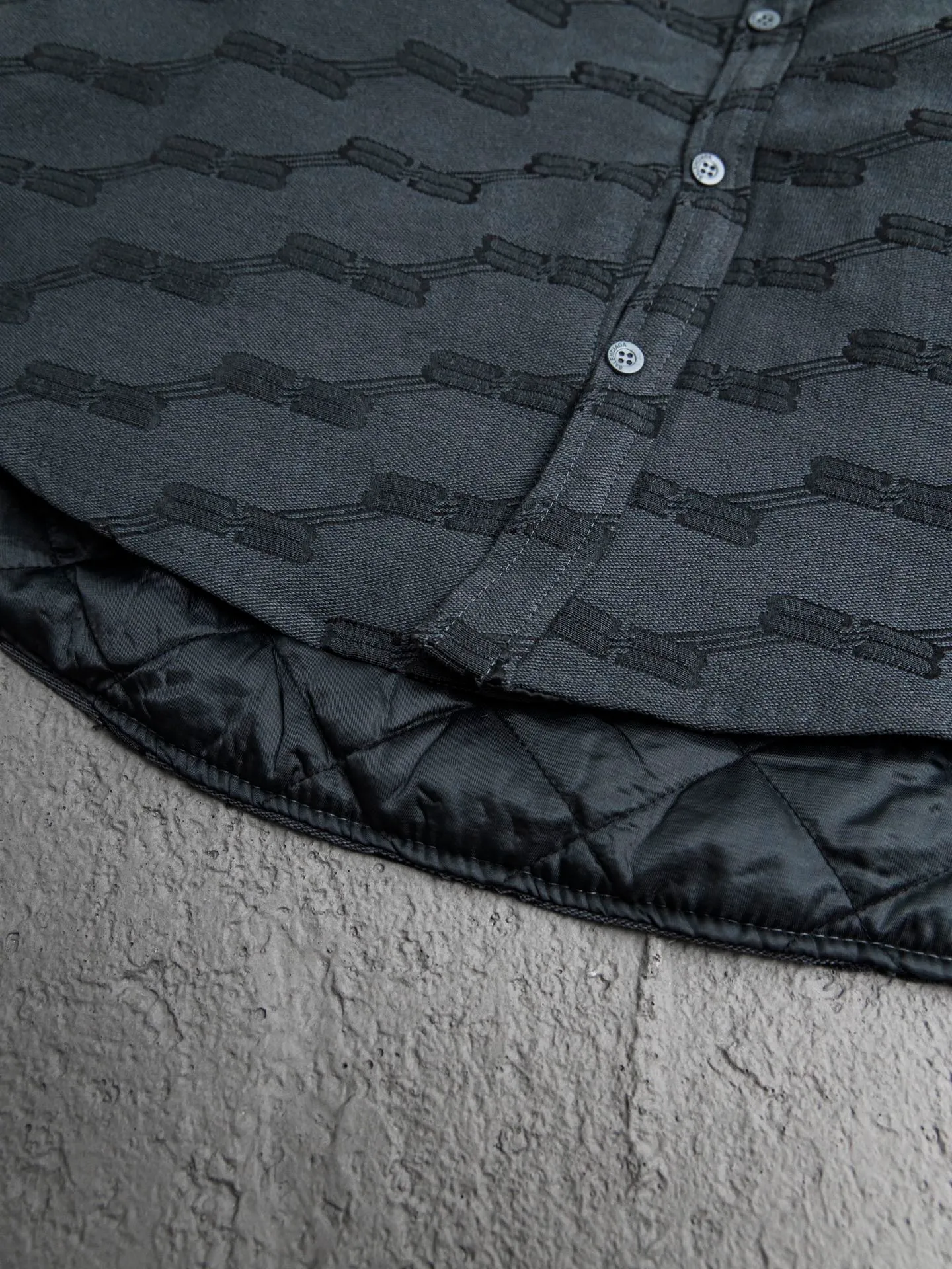 💰600 [Highest version] Balenciaga / Balenciaga Blcg 24FW catwalk style Double B lock second-hand jacquard lapel shirt jacket and cotton coat Correct version Raw material high-density cotton canvas Full jacquard process after final dyeing to create classic BB presbyopia pattern Diamond-shaped quilted cotton lining Selected long-staple cotton Warm and comfortable OS ultra-loose silhouette design The whole dress is made of positioning flowers + restored flowers on the front placket, purely hand-cut Original molded custom brand logo five-claw snap button Original main mark washed label tag packaging bag Color: black/khaki Size: 46/48/50/52 Size chart: Length Chest Shoulder width Sleeve length 46: 68 130 51 55 48: 70 134 53 56 50: 72 138 55 57 52: 74 142 57 58 Note: There is a difference of 1~2CM due to manual measurement.