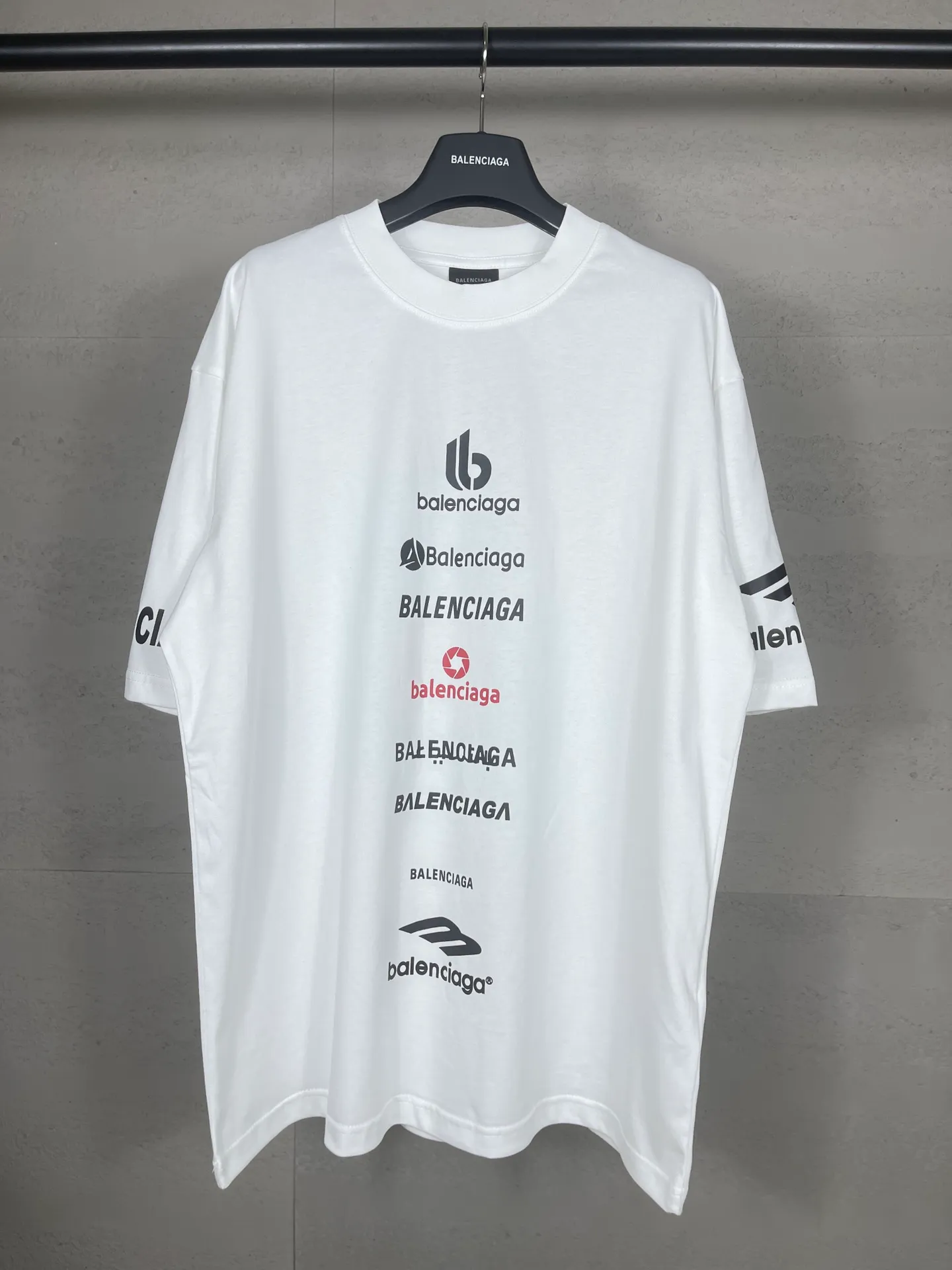 🅿️180 real photos [Top version. Official website quality] BALENCI*GA/Paris. Multi-element trademark LOGO short-sleeved T-shirt 2024 new style. All pattern details, colors, Y-board customization, brick cabinet synchronization. Genuine product developed in the first time, happy to print and compare! The fabric is made of Paris ZP custom-woven and dyed cotton double yarn. Weighing 260 grams, the cloth surface is clean. The cloth pattern is clear, soft and comfortable. The threads are dyed with no color difference. The printing uses environmentally friendly imported materials, the letters are clear and the effect is three-dimensional. The version adopts OS loose shoulder design. Same style for men and women. Code: BL223375 Color: black, white Size: XS to L