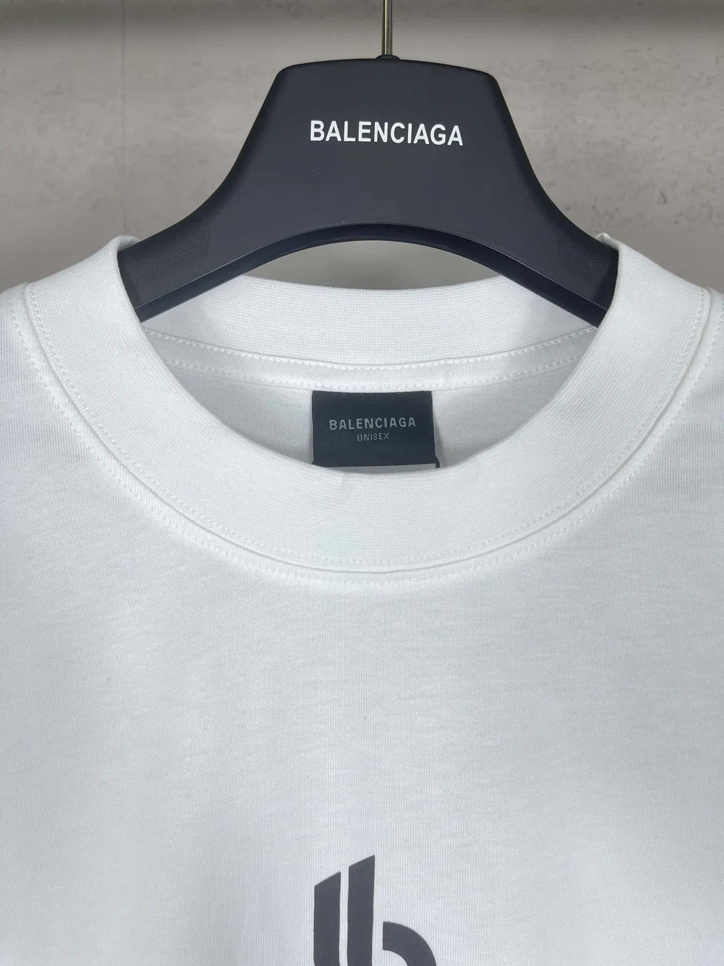 🅿️180 real photos [Top version. Official website quality] BALENCI*GA/Paris. Multi-element trademark LOGO short-sleeved T-shirt 2024 new style. All pattern details, colors, Y-board customization, brick cabinet synchronization. Genuine product developed in the first time, happy to print and compare! The fabric is made of Paris ZP custom-woven and dyed cotton double yarn. Weighing 260 grams, the cloth surface is clean. The cloth pattern is clear, soft and comfortable. The threads are dyed with no color difference. The printing uses environmentally friendly imported materials, the letters are clear and the effect is three-dimensional. The version adopts OS loose shoulder design. Same style for men and women. Code: BL223375 Color: black, white Size: XS to L