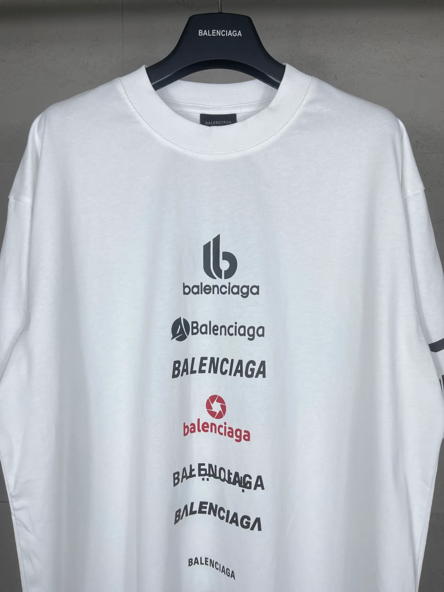 🅿️180 real photos [Top version. Official website quality] BALENCI*GA/Paris. Multi-element trademark LOGO short-sleeved T-shirt 2024 new style. All pattern details, colors, Y-board customization, brick cabinet synchronization. Genuine product developed in the first time, happy to print and compare! The fabric is made of Paris ZP custom-woven and dyed cotton double yarn. Weighing 260 grams, the cloth surface is clean. The cloth pattern is clear, soft and comfortable. The threads are dyed with no color difference. The printing uses environmentally friendly imported materials, the letters are clear and the effect is three-dimensional. The version adopts OS loose shoulder design. Same style for men and women. Code: BL223375 Color: black, white Size: XS to L