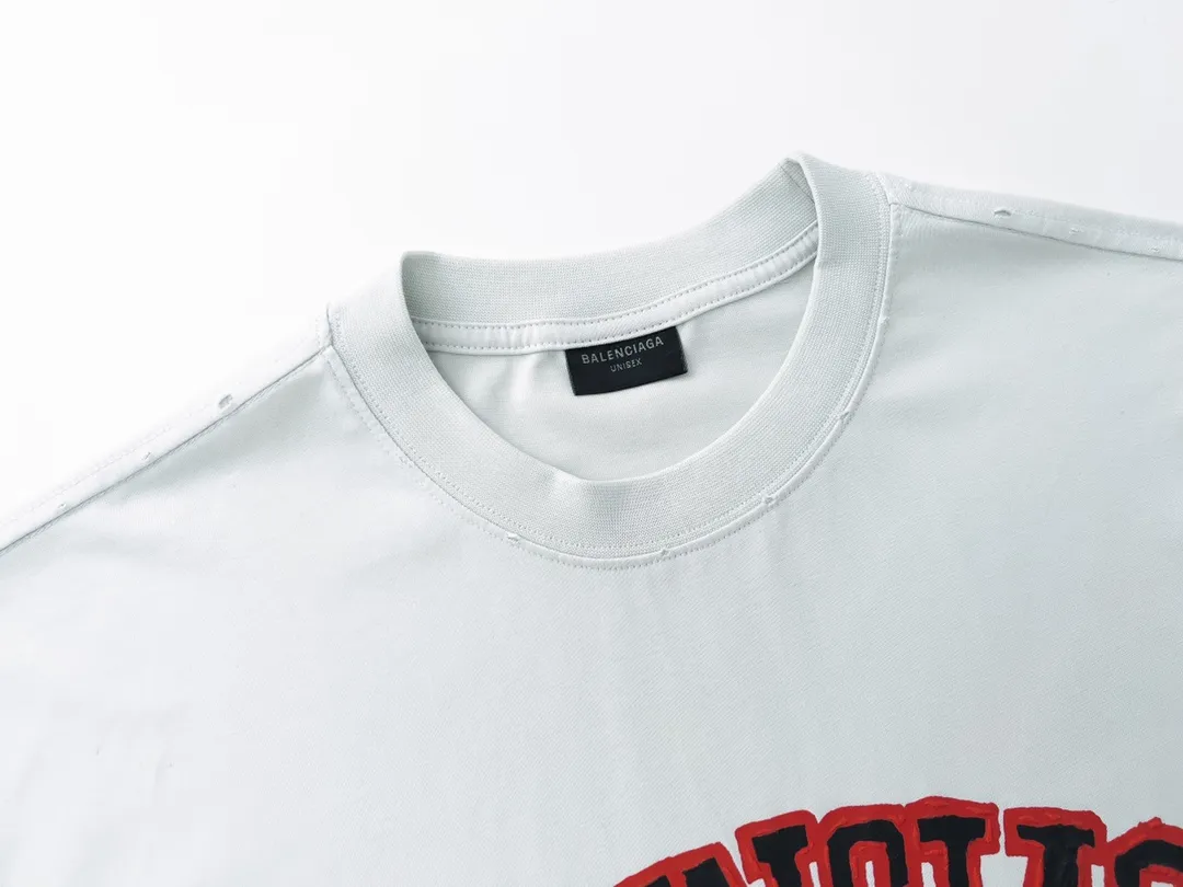 🅿️180 Detailed Pictures [Top version. Official website quality] BALENCI*GA/Paris. 23 spring new style, crown wheat scissors foam printing technology. Ready-to-wear distressed washed short-sleeved T-shirt. Brick cabinet synchronization. The fabric is made of Paris ZP custom-woven and dyed 100% cotton double yarn compact cotton. The weight is 260 grams, the cloth surface is clean. The cloth pattern is clear, soft and comfortable. The threads are dyed with no color difference. The classic pattern is printed with environmentally friendly imported materials, hand-painted effect foam printing, the effect is three-dimensional and restores the brick cabinet. Different market currencies, welcome to compare. The version adopts OS loose shoulder design. Same style for men and women. Code: BL223100 Color: washed black, off-white Size: XS to L
